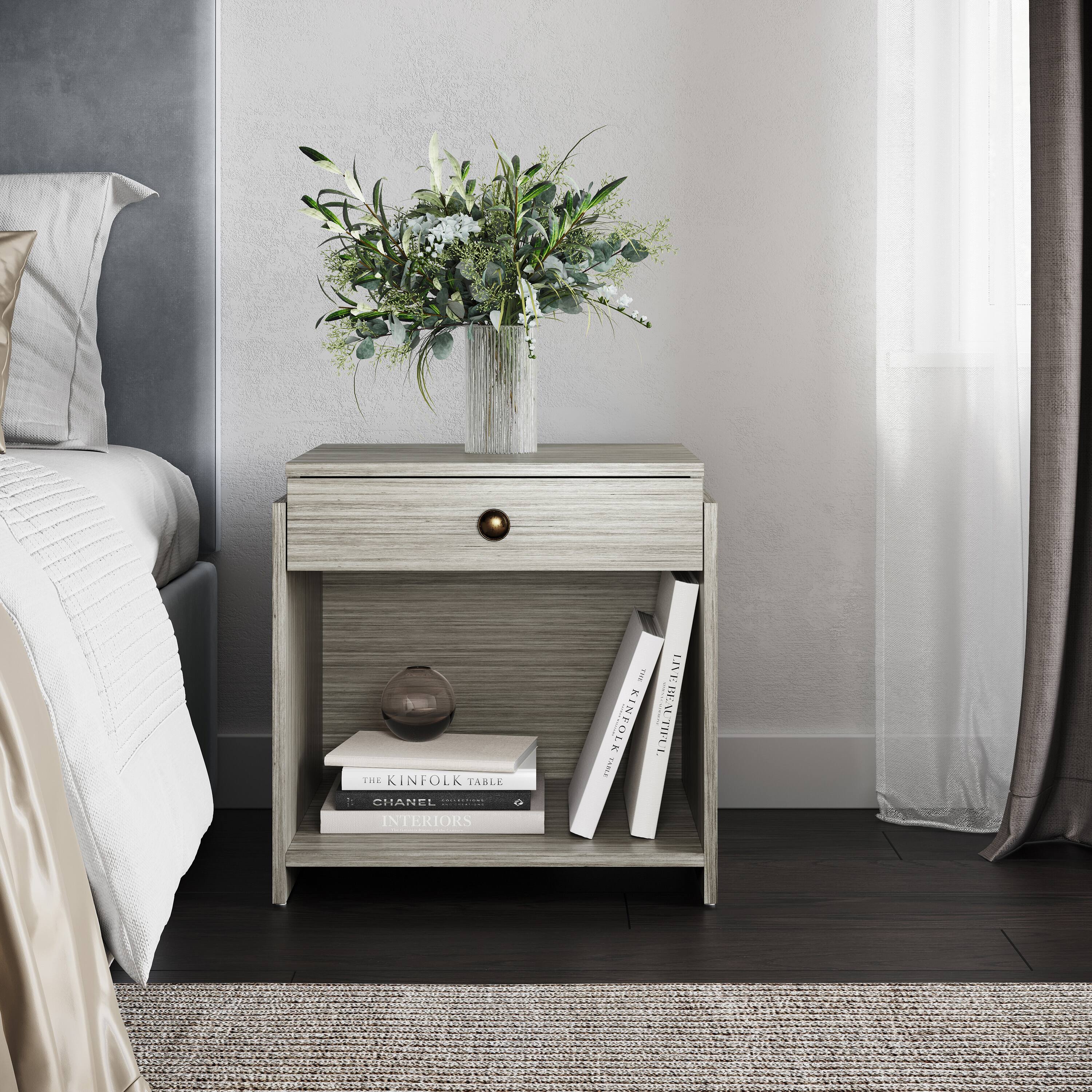 KINFOLK TABLE  
CHANEL INTERIORS  
LIVING WITH  
KINFOLK