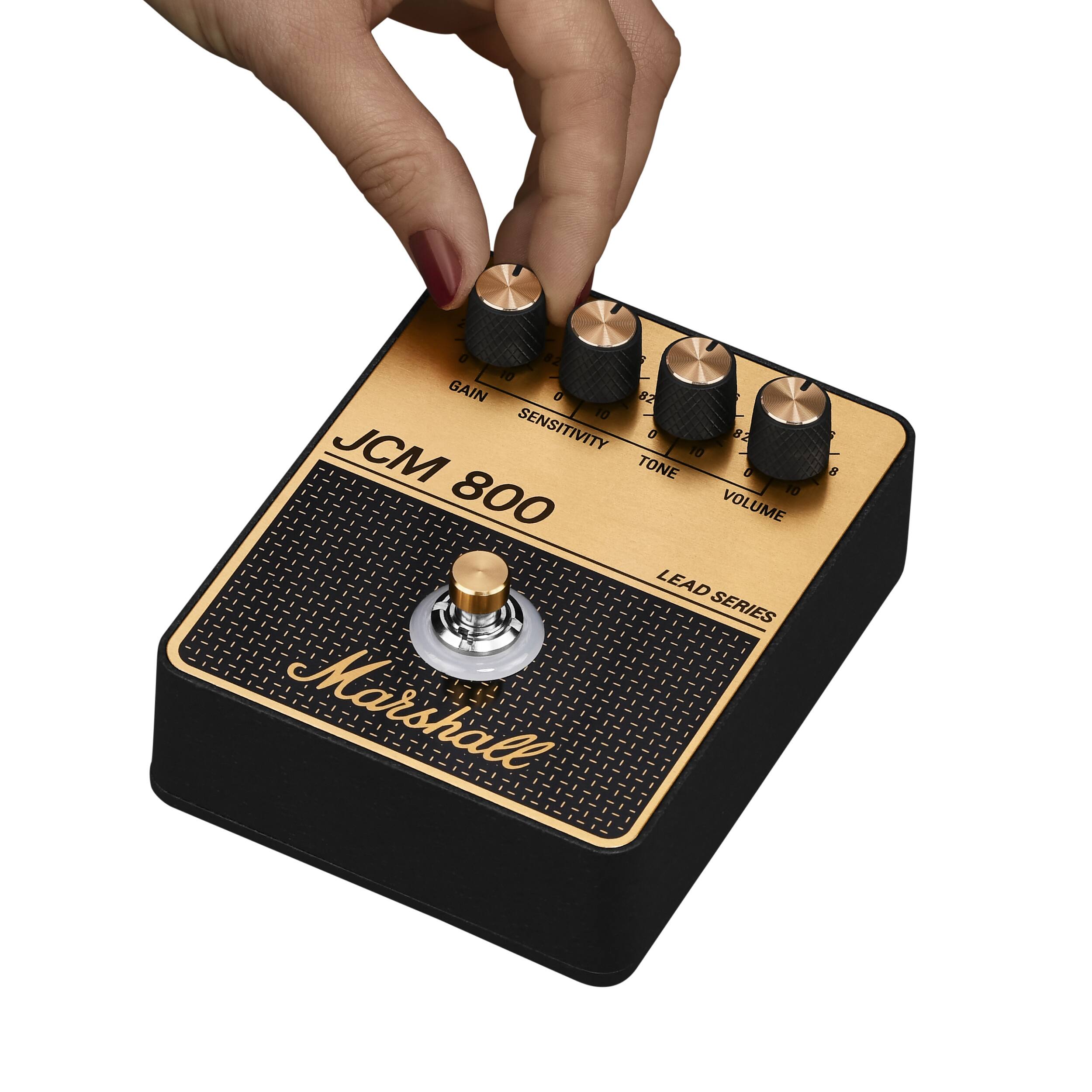 JCM 800  
LEAD SERIES  
Marshall  

GAIN  
SENSITIVITY  
TONE  
VOLUME