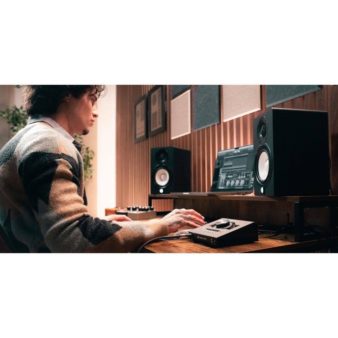 Angle. Universal Audio - Universal Audio APLTWXDU-HE Apollo TwinXDuo Recording Interface Heritage Edition.