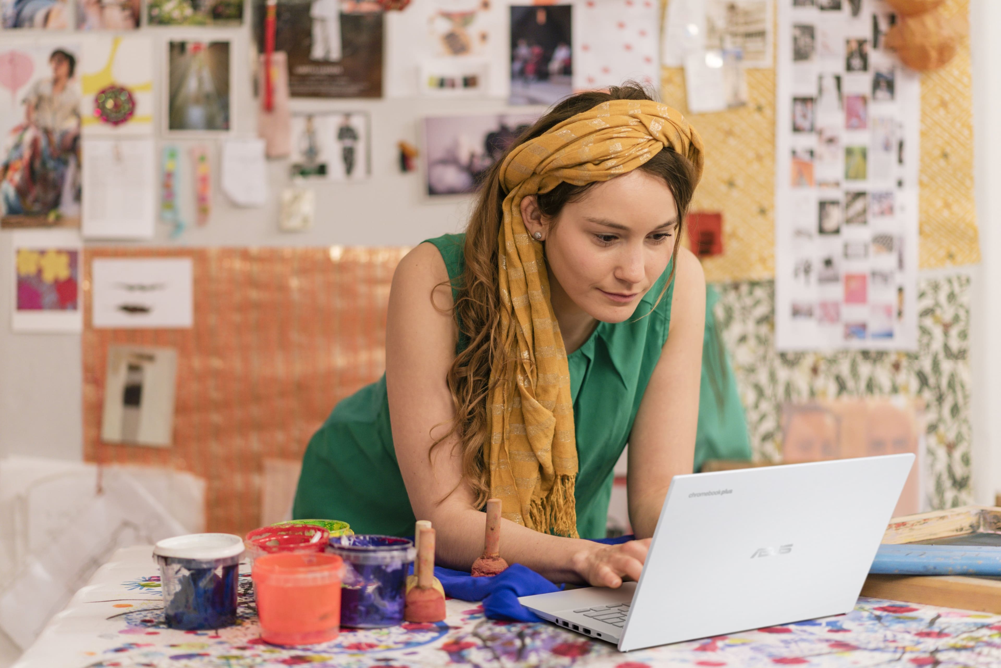 Alt View 6. ASUS - CX34 14" FHD Chromebook Plus Laptop with Google AI - Intel Core i3 with 8GB Memory - 256 GB SSD - Pearl White.