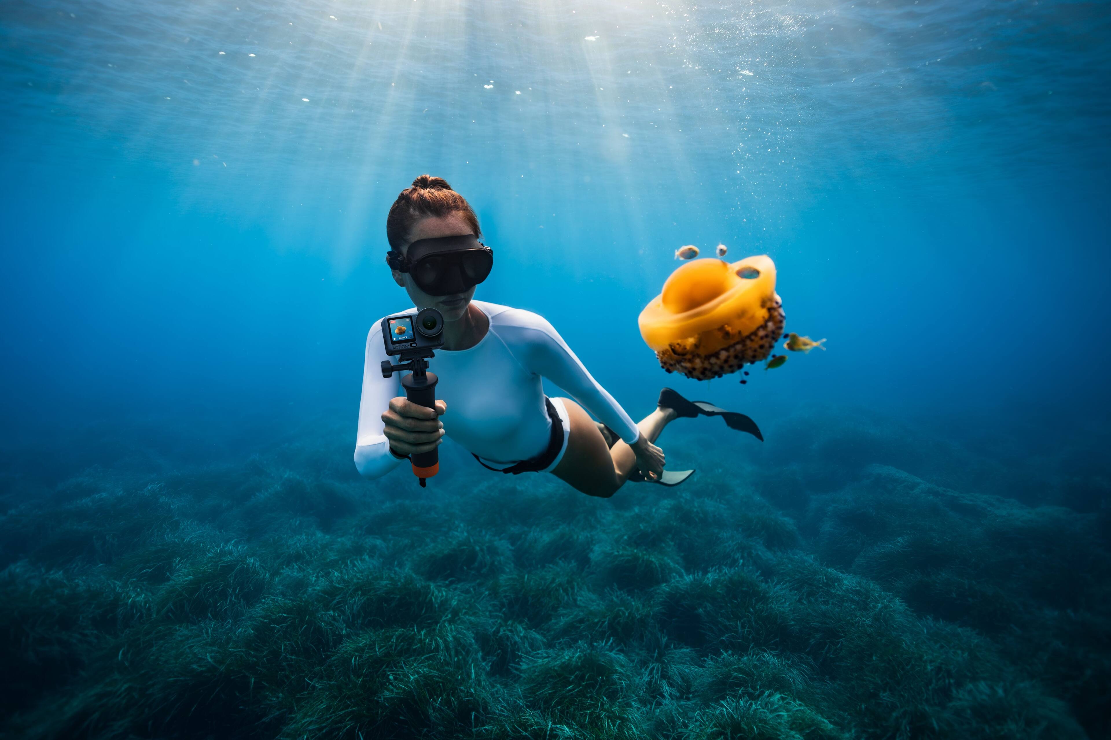 Alt View 2. DJI - Osmo Action 6 Adventure Camera Combo - Black.