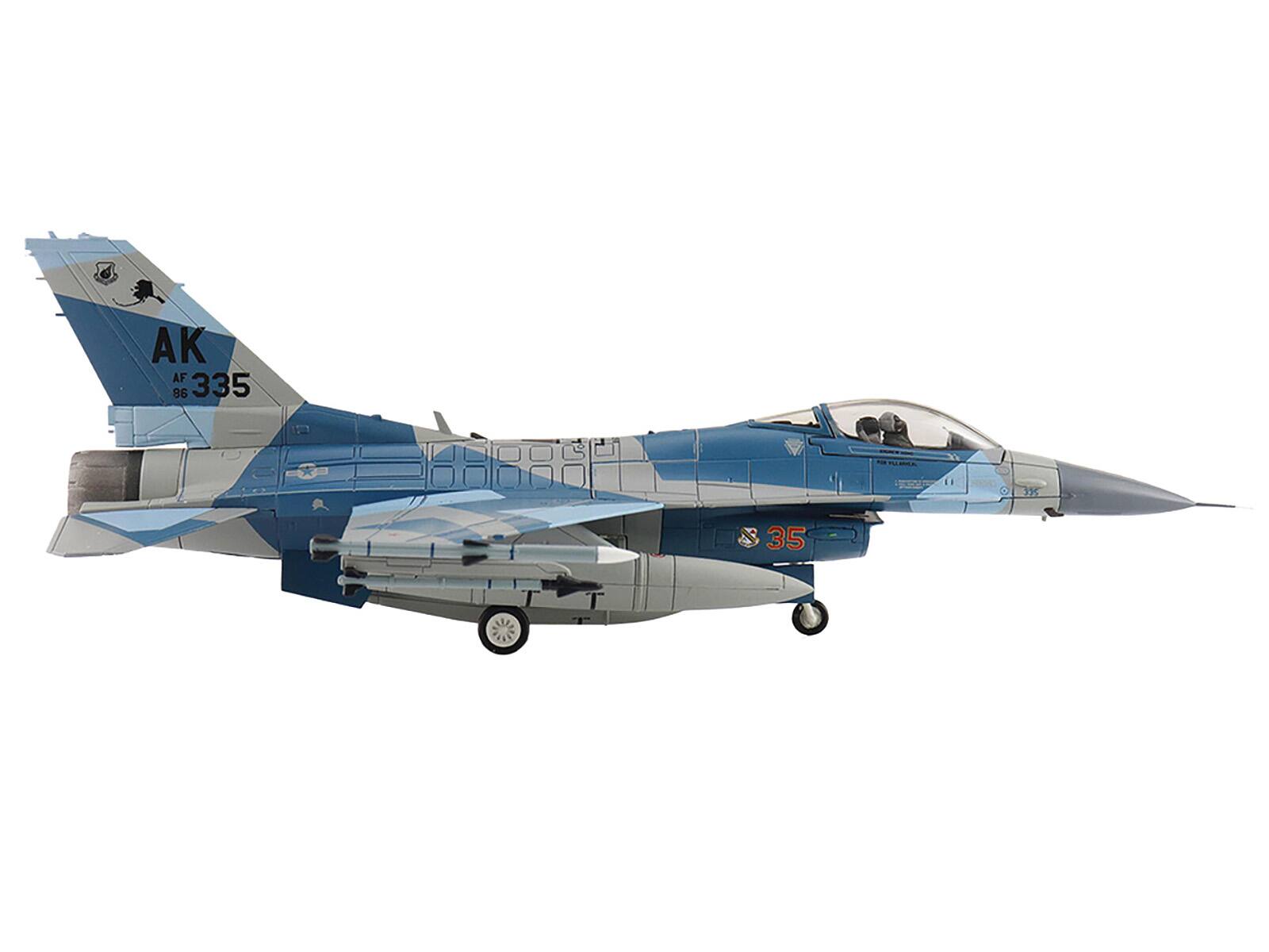 Angle. Hobby Master - Lockheed F-16C Fighting Falcon "86-0335 Blue Splinter 354th Wing 18th AGRS Eielson AFB 2018" USAF 1/72 - Multi.