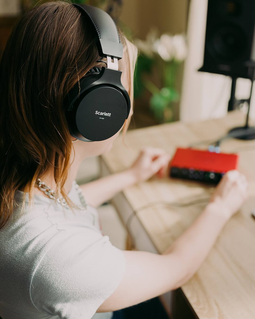 Alt View 17. Focusrite - Scarlett 2i2 Studio 4th Generation Audio Interface with SH-450 Headphones and CM25 Mic - Red.
