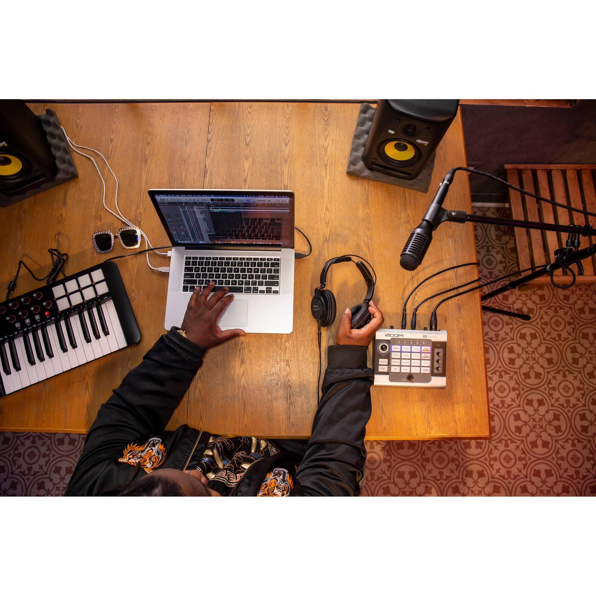 Alt View 6. Zoom - Zoom V3 Vocal Processor, Vocal Effects Pedal, 16 Studio Grade Effects.