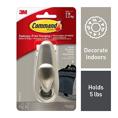 3M Command  
Damage-Free Hanging  
Para colgar sin dañar  
Holds Strongly - Removes Cleanly  
Large Brushed Nickel Metal Hook  
Gancha Decorativa  
Decorate Indoors  
Holds 5 lbs  
2,2 kg  
1 2