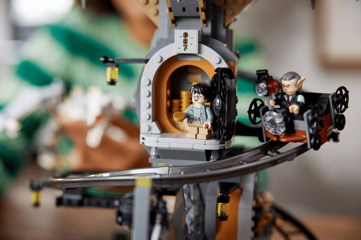 Alt View 9. LEGO - Harry Potter Gringotts Wizarding Bank – Collectors' Edition 76417.