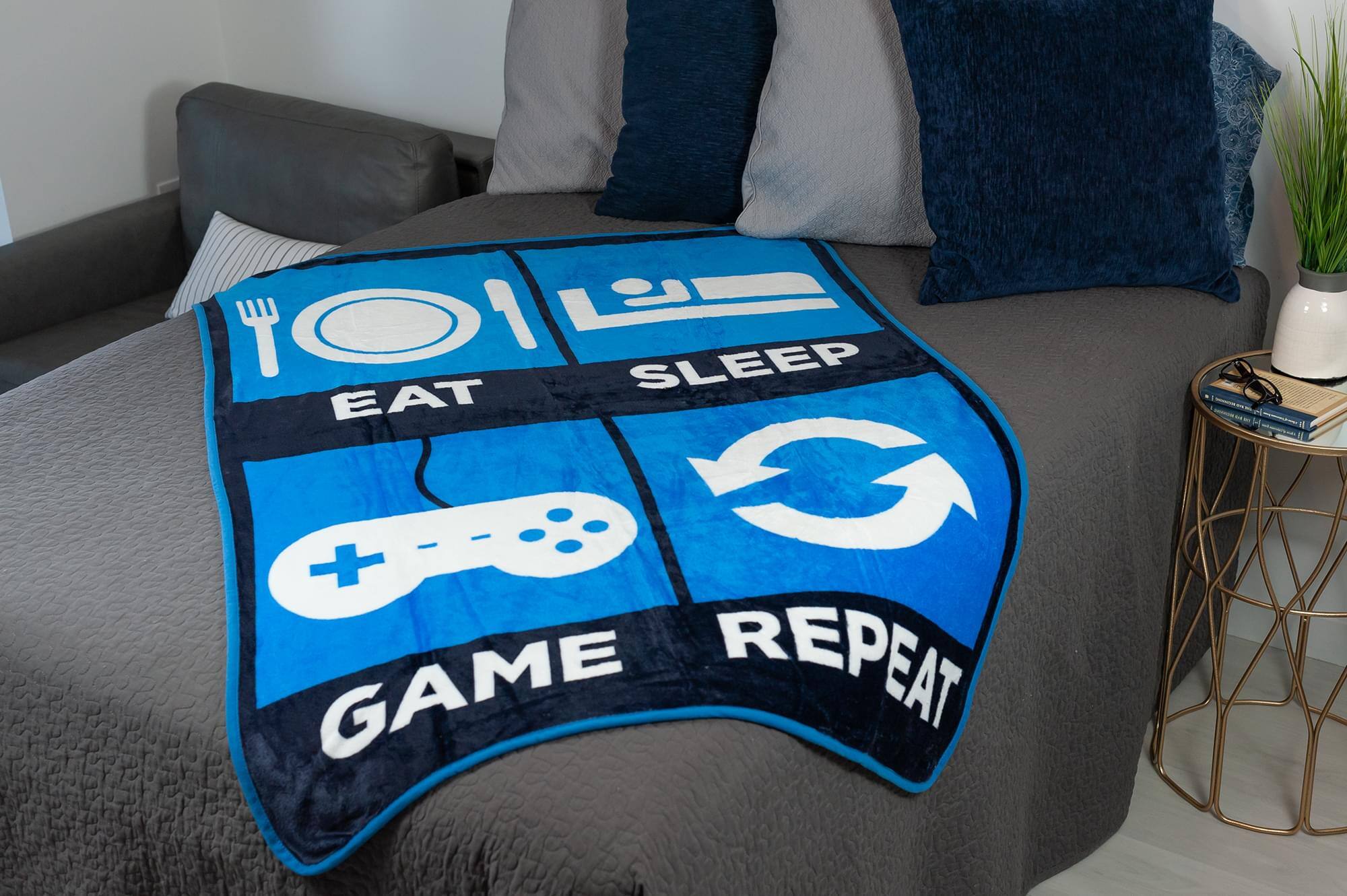 TO1 LA SLEEP EAT + GAME REPEAT