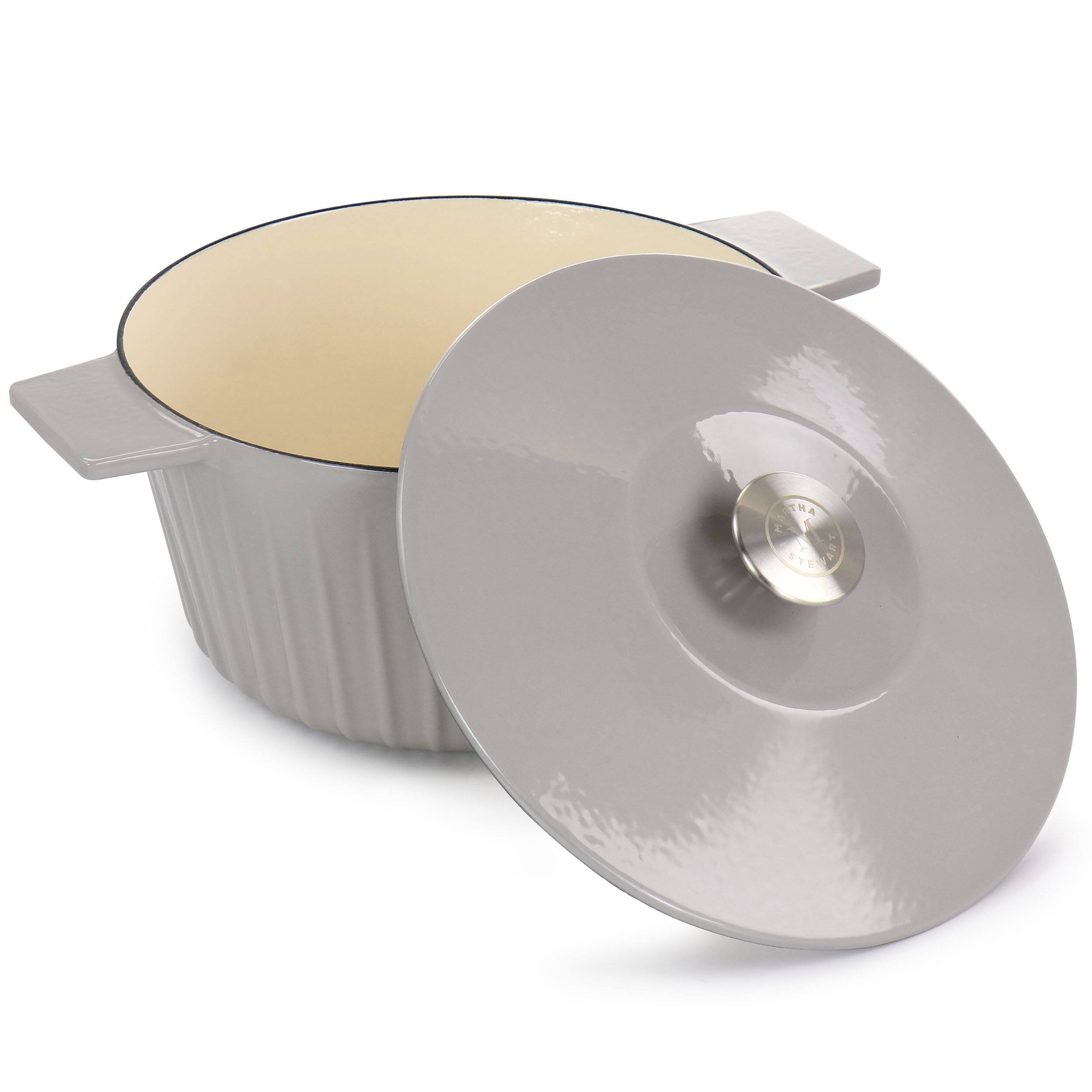 The text on the image reads "CHA H 1 F E - - FTEN  E T r 2." However, it is not clear what this text represents or what it is referring to. The image features a large white bowl or pot, which is the main focus of the scene.