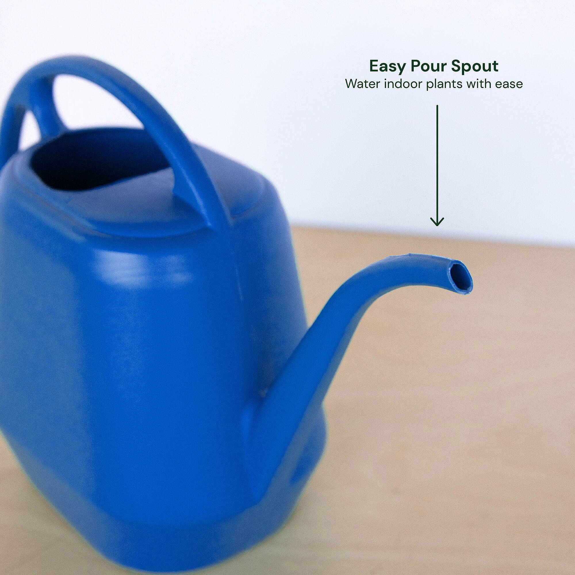 Easy Pour Spout  
Water indoor plants with ease