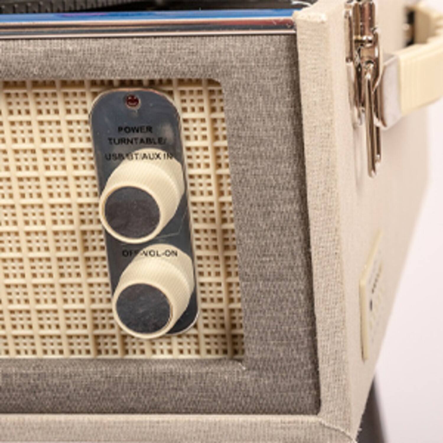 POWER  
TURNTABLE  
USB/AUX IN  
OFF VOL-ON