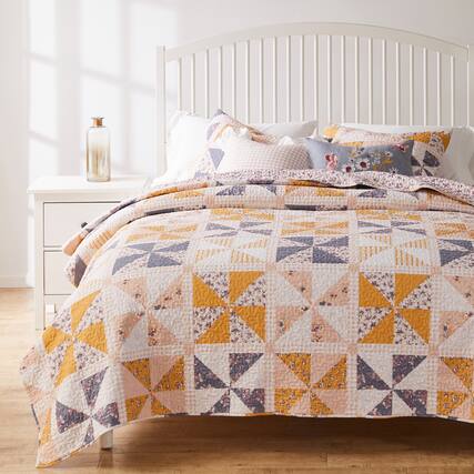 Front. BreeBe - Pinwheel & Posey Quilt Set - 2 Piece Twin/XL - Peach.