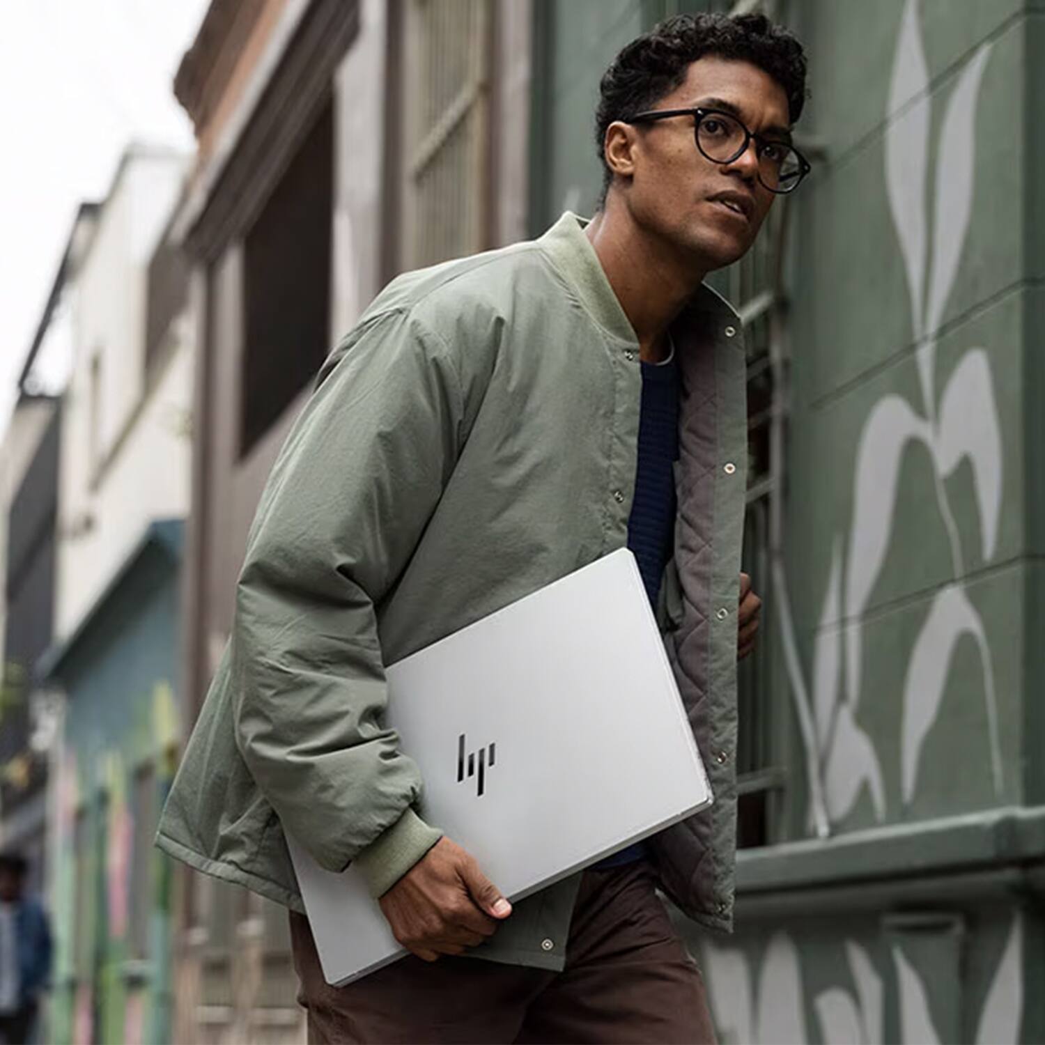 Alt View 7. HP - OmniBook 7 17.3" FHD Touchscreen Laptop - Intel Core Ultra 7 256V 16GB RAM - 1TB SSD - Copilot - PCO Laptop Cooler - Silver.