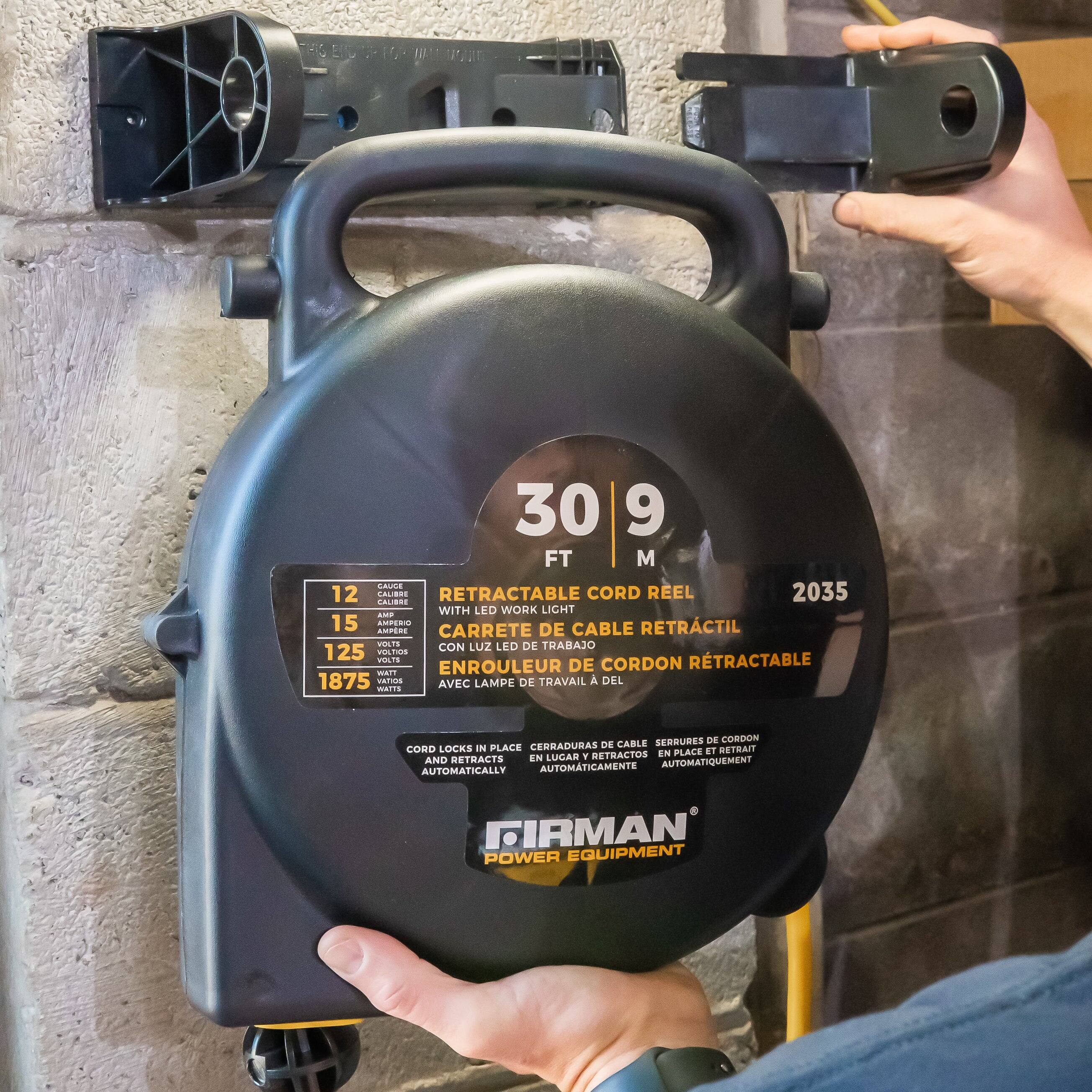 30 FT | 9 M

12 CALIBRE CABLE
15 AMPERE
125 VOLTS
1875 WATTS

RETRACTABLE CORD REEL WITH LED WORK LIGHT
CARRETTE DE CABLE RETRACTIL CON LUZ LED DE TRABAJO
ENROULEUR DE CORDON RETRACTABLE AVEC LAMPE DE TRAVAIL

CORD LOCKS IN PLACE AND RETRACTS AUTOMATICALLY
SERRURES DE CORDON EN PLACE ET RETRACTENT AUTOMATIQUEMENT

FIIRMAN
POWER EQUIPMENT

2035