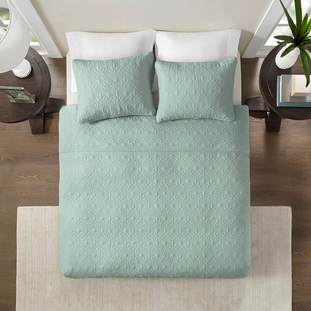 Alt View 1. Gracie Mills - Gracie Mills Sandy Reversible Cottage-Inspired Quilt Set - Seafoam.