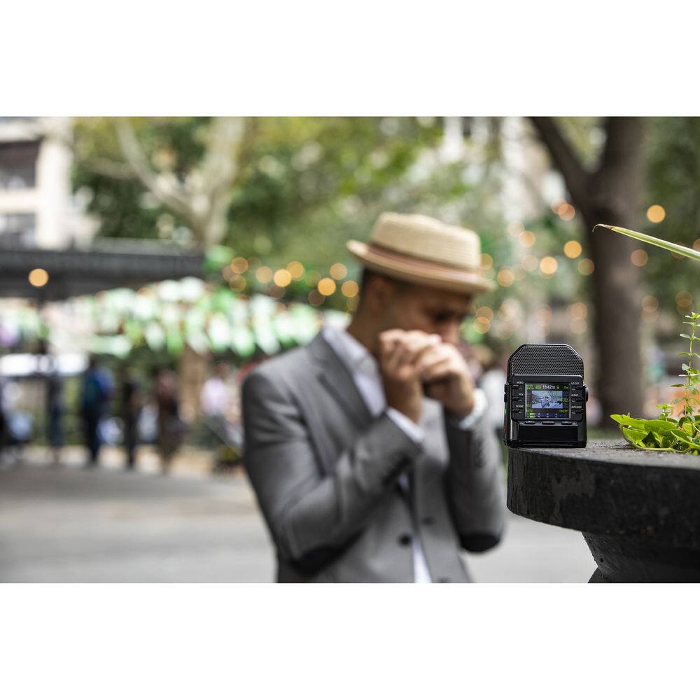 Alt View 2. Zoom - Zoom Q2n-4K Handy Video Recorder,  4K/30P UHD Video Bundle With Accessories.