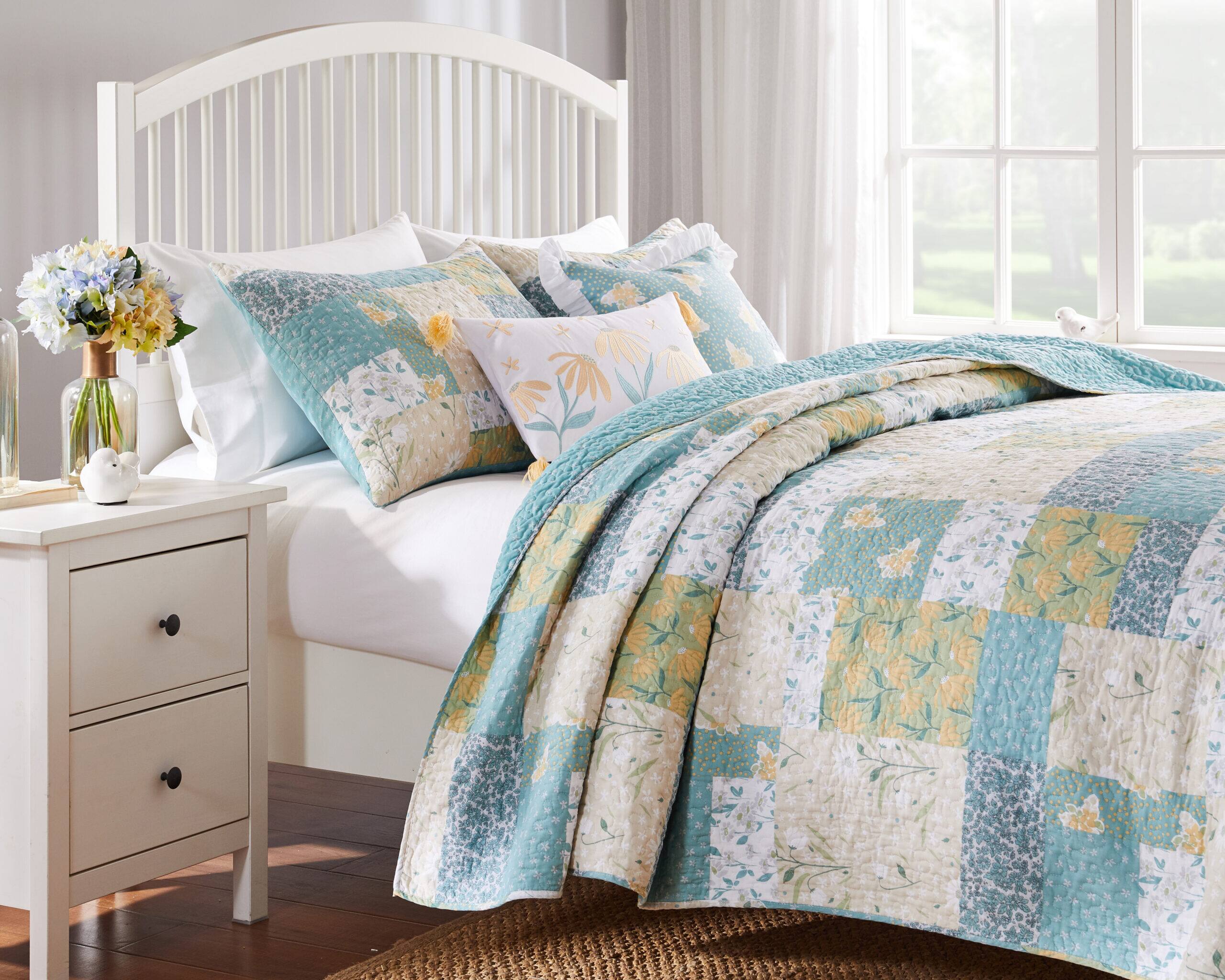 Angle. BreeBe - Evangeline Quilt Set 3-Piece Full/Queen - Mist.