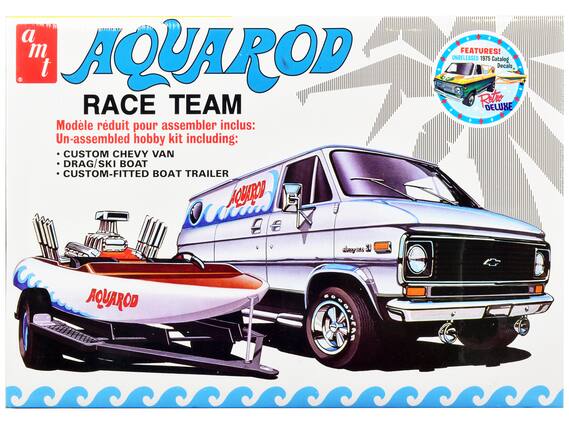 **AQUAROD RACE TEAM**
Model réduit pour assembler inclus:
Un-assembled hobby kit including:
- CUSTOM CHEVY VAN
- DRAG/SKI BOAT
- CUSTOM-FITTED BOAT TRAILER
**FEATURES!**
UNRELEASED 1975 Catalog Decals
**Retro DELUXE**