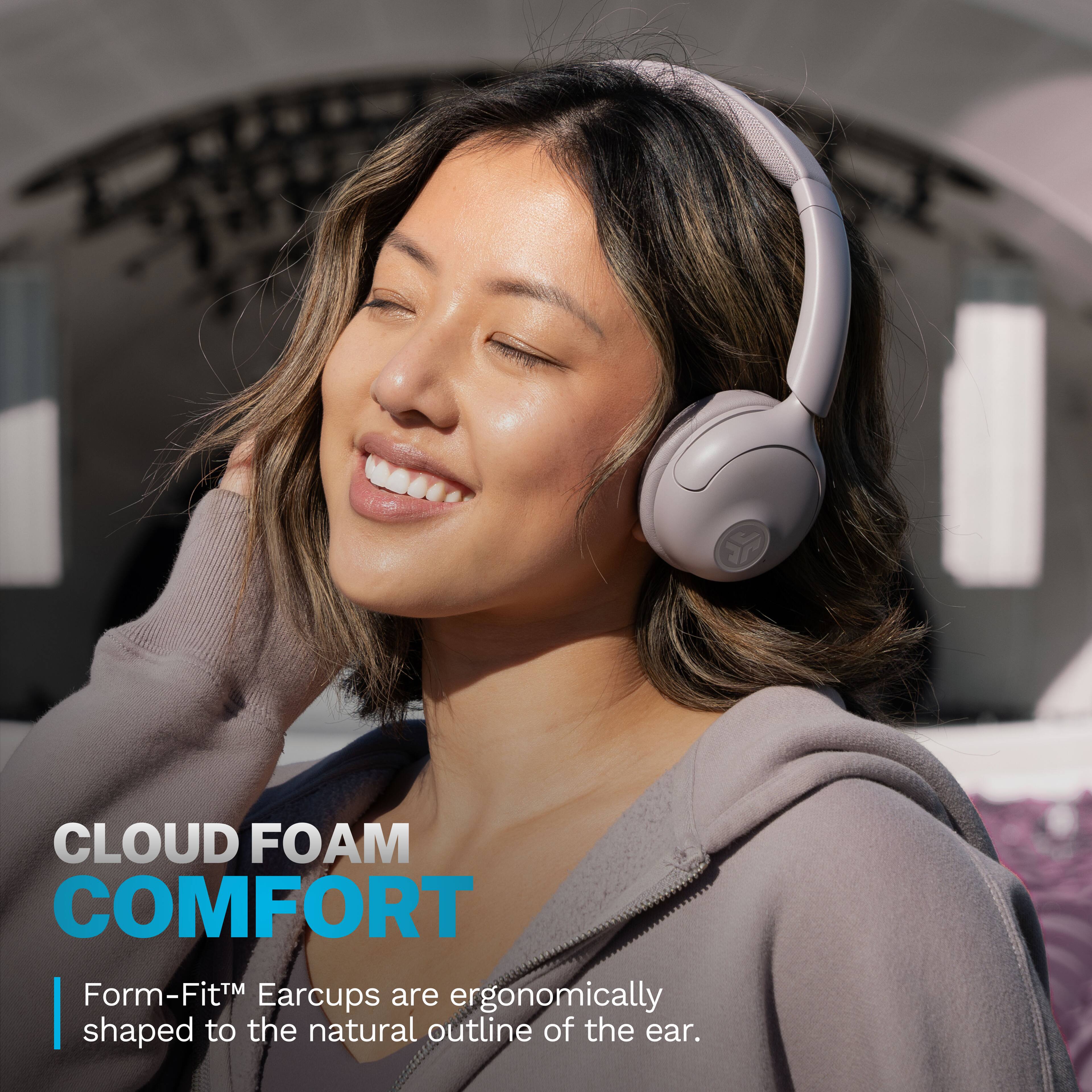 CLOUD FOAM COMFORT
Form-Fit™ Earcups are ergonomically shaped to the natural outline of the ear.