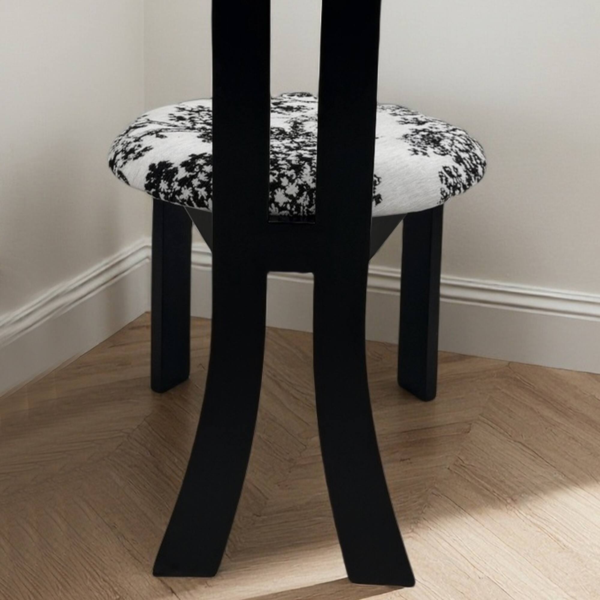 Left. GOODSILO - Modern Dining Chair with Key-Ring Design Solid Wood Frame and Comfortable PU Leather Cushion, Set of 2 - White+Black.