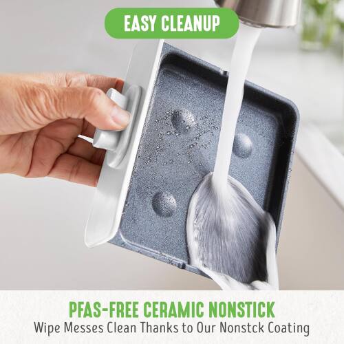EASY CLEANUP  
PFAS-FREE CERAMIC NONSTICK  
Wipe Messes Clean Thanks to Our Nonstick Coating