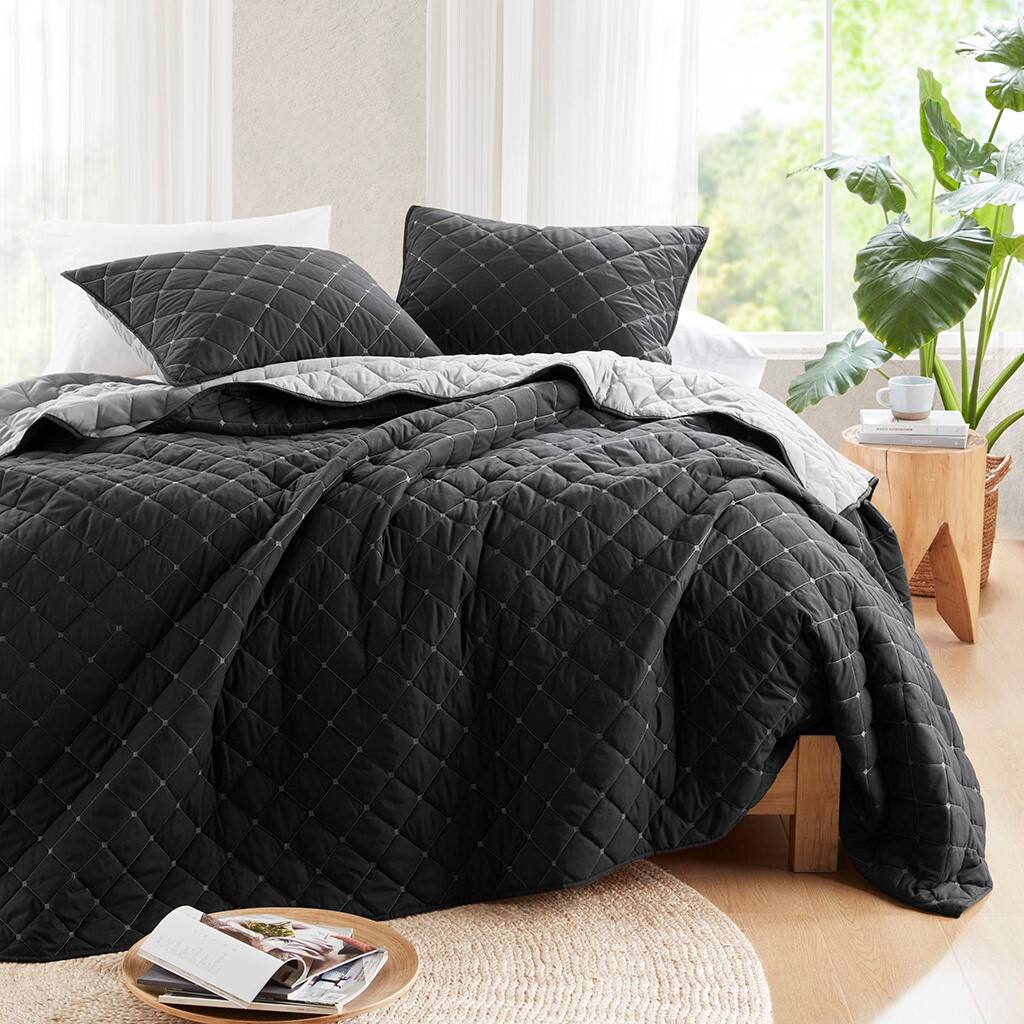 Alt View 2. Gracie Mills - Gracie Mills 7-Piece Siena Comforter/Quilt Set - Black.