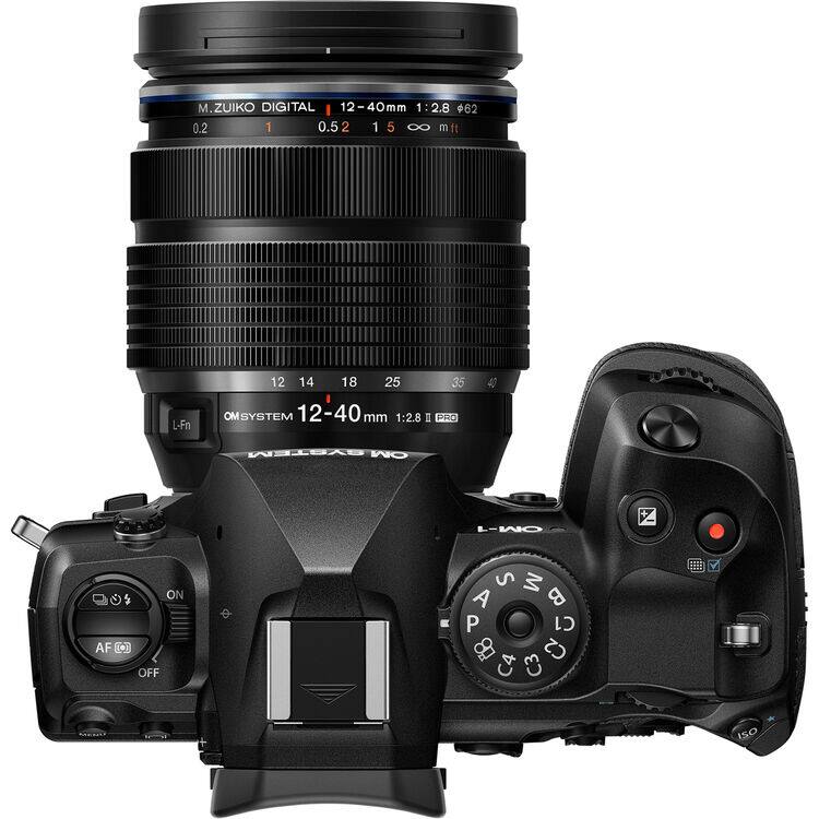 M.ZUIKO DIGITAL 12-40mm 1:2.8 PRO  
OM SYSTEM 12-40 mm 1:2.8  
L-Fn  
ON AF OFF S M A P C1 C2 C3 C4