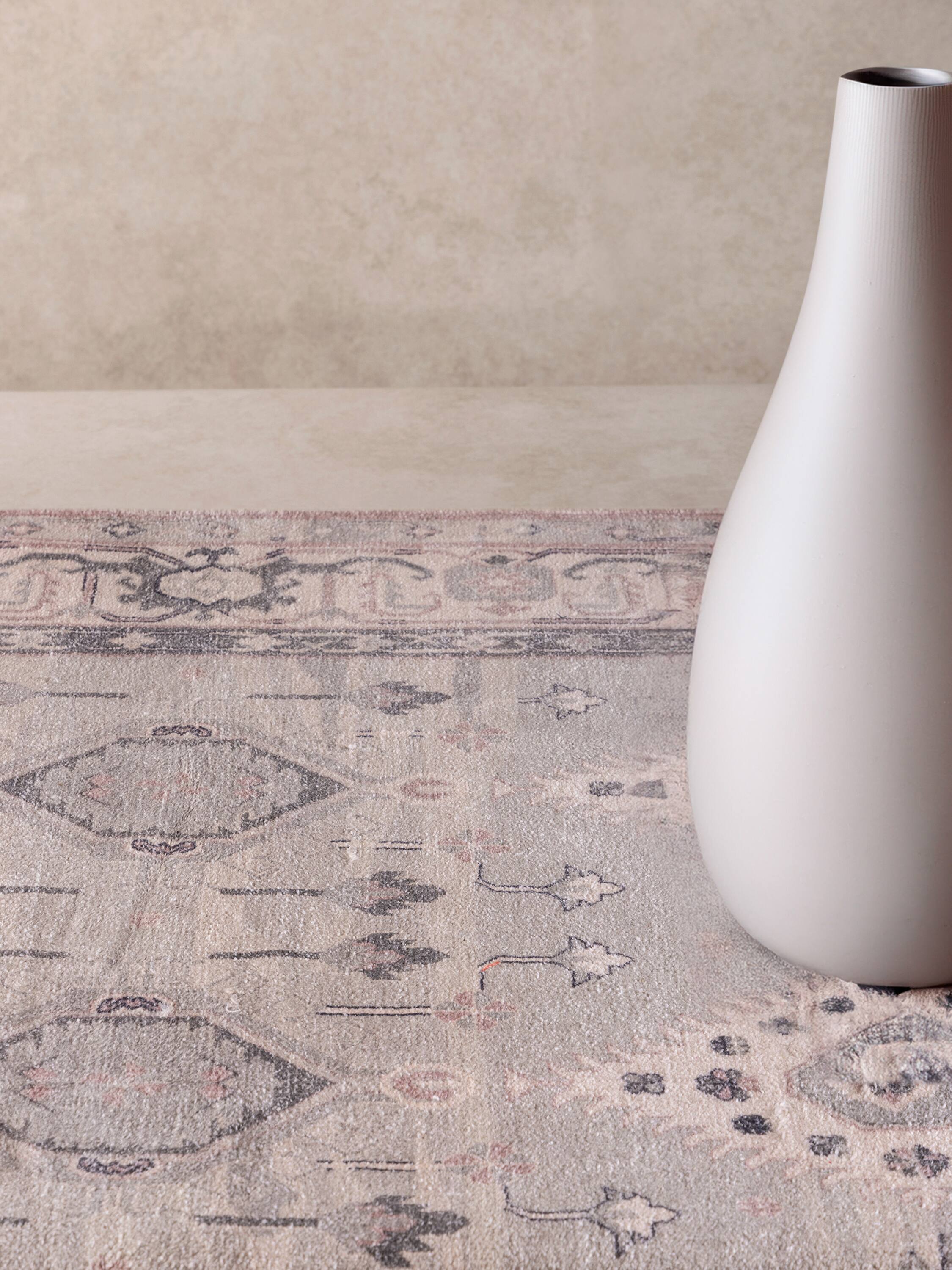 Angle. GAURI KOHLI - Malmo Rug - Multicolored.