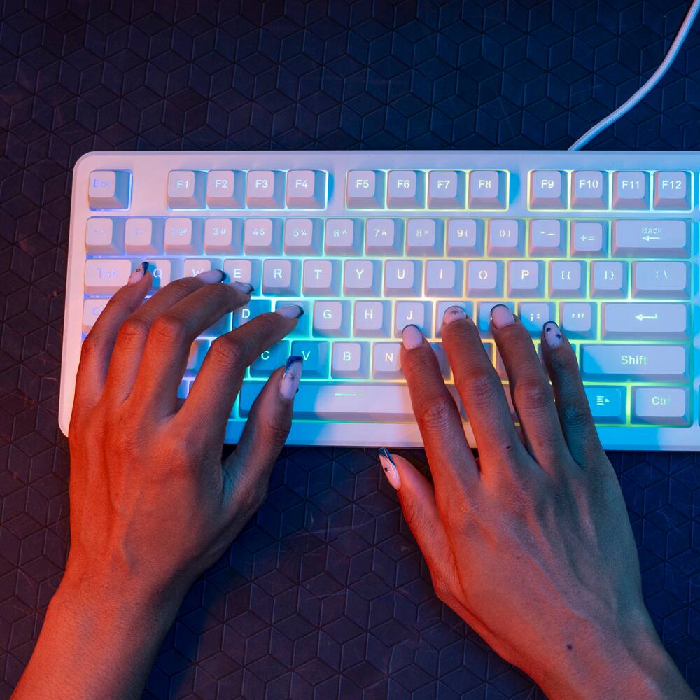 Esc F1 F2 F3 F4 F5 F6 F7 F8 F9 F10 F11 F12 1 2 3 4 5 6 7 8 9 0 - = Backspace  
Tab Q W E R T Y U I O P [ ] \  
Caps Lock A S D F G H J K L ; ' Enter  
Shift Z X C V B N M , . / Shift  
Ctrl Fn Alt Spacebar Alt Ctrl