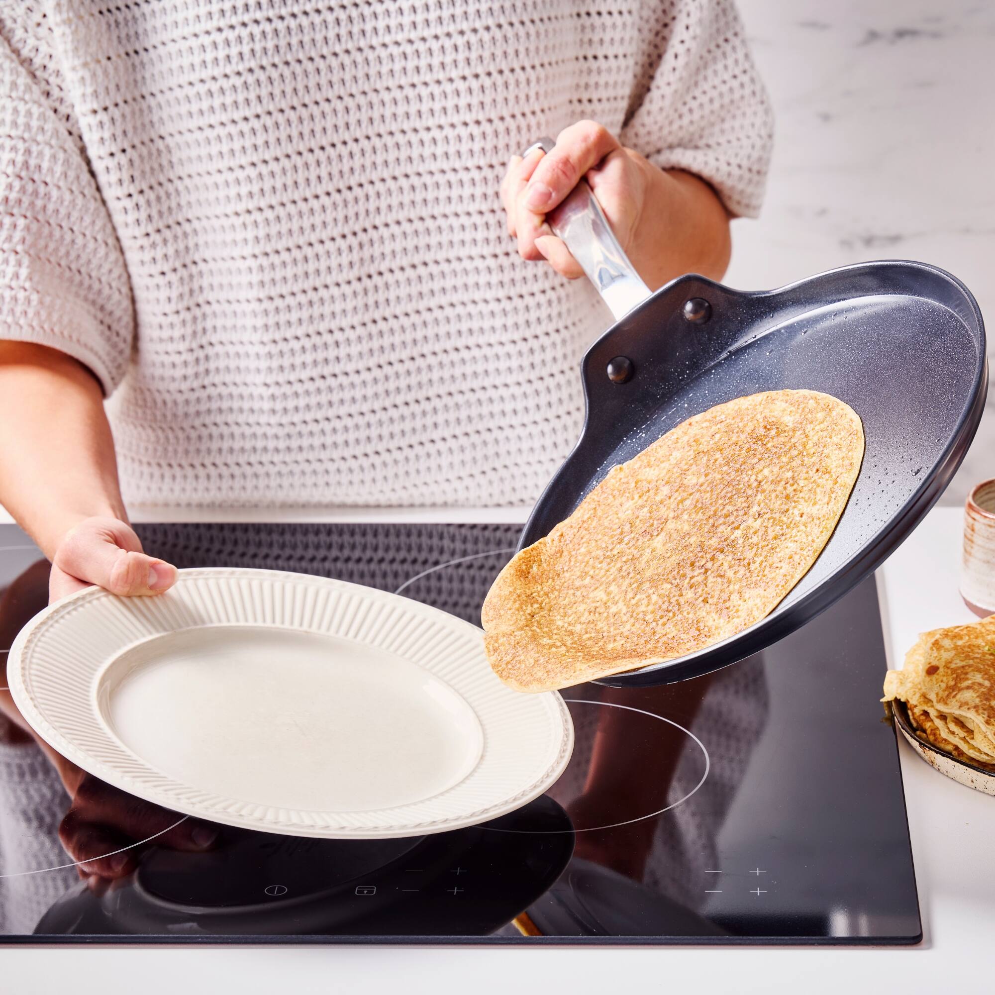 Left. Alva - Alva Maestro 10-inch Ceramic Nonstick Crepe Pan - Black.