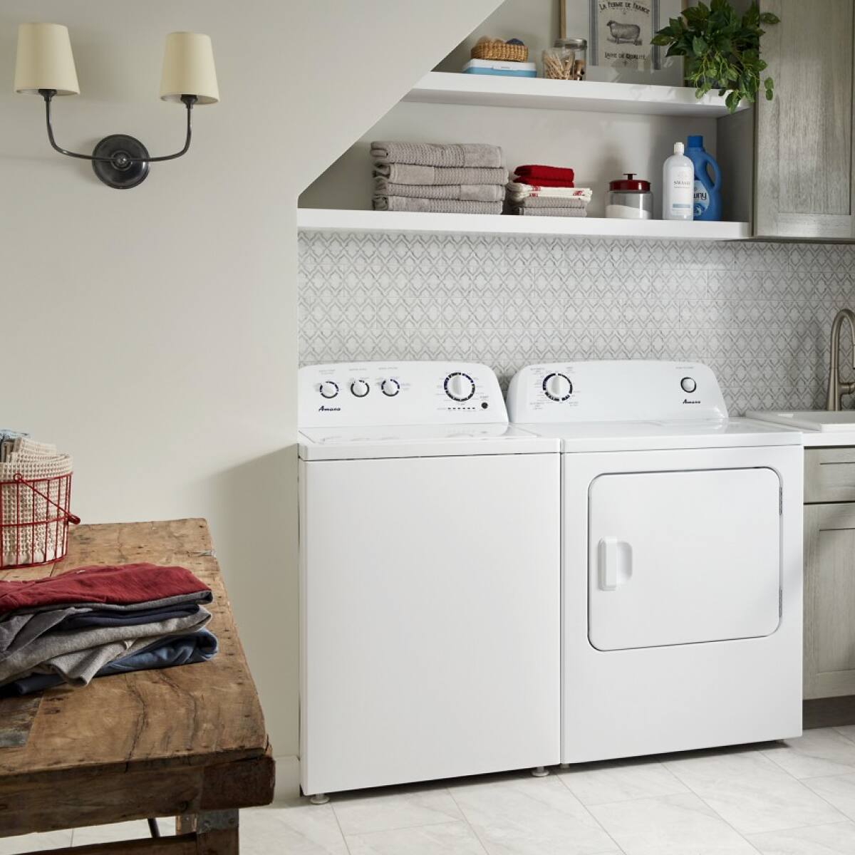 Sure, here is the corrected and grouped text from the image:

**On the shelf:**
- "La Vie en France"
- "Time of Quality"

**On the washing machine:**
- "Amana"