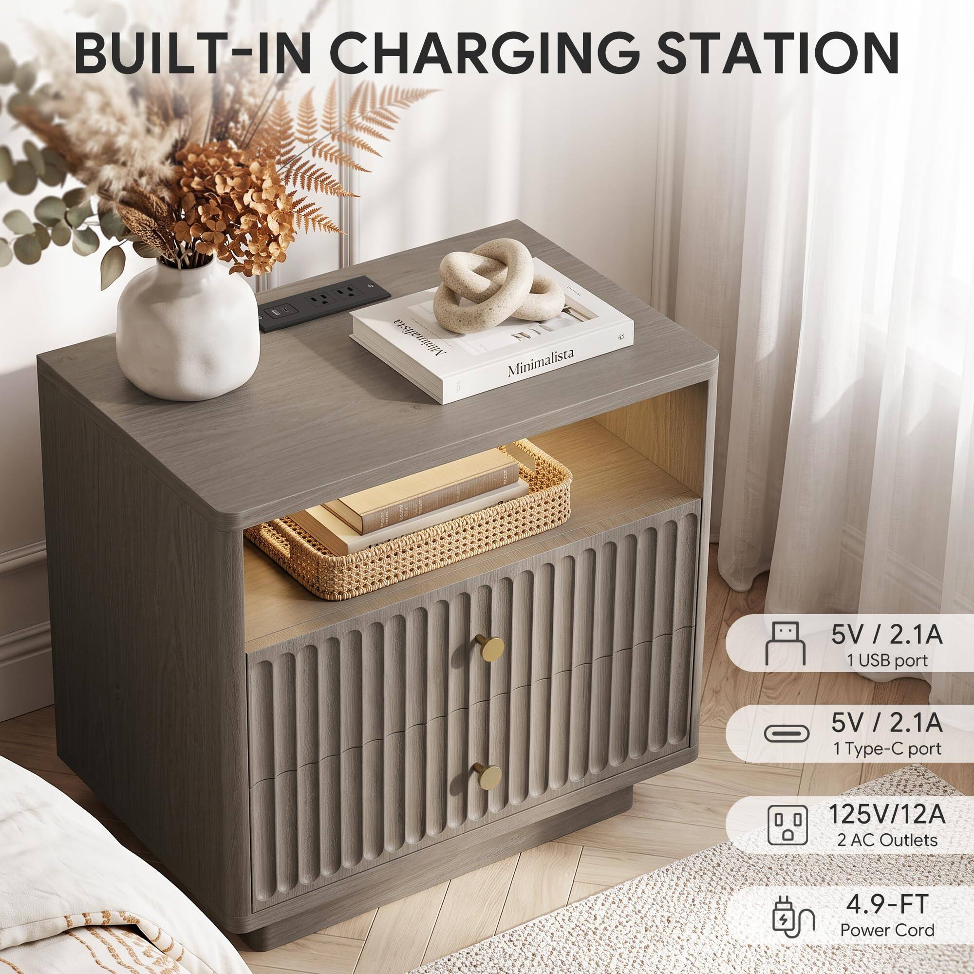 BUILT-IN CHARGING STATION

Minimalista

5V / 2.1A 1 USB port
5V/2.1A 1 Type-C port
125V/12A 2 AC Outlets
4.9-FT Power Cord