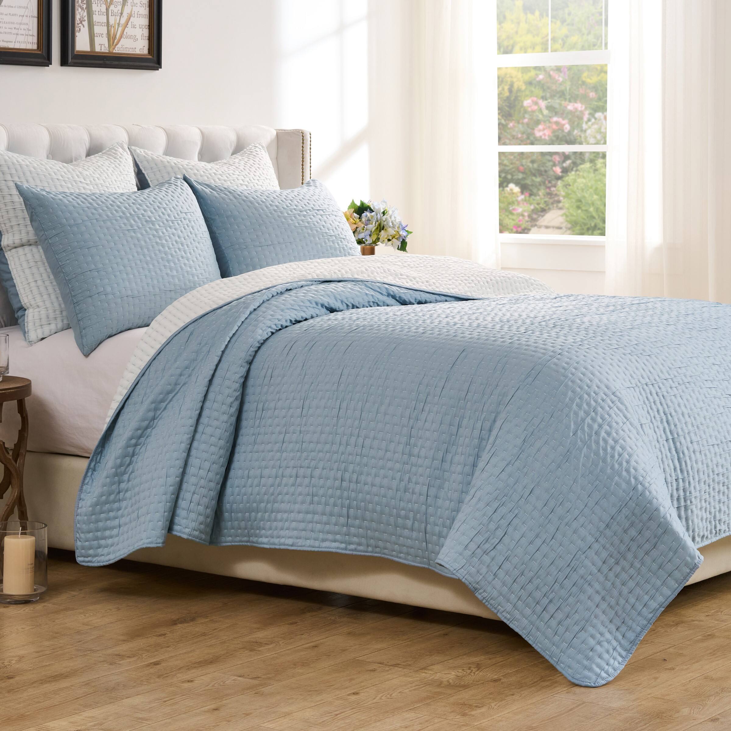 The text in the image appears to be a mix of letters and symbols. Here is the corrected and grouped text:

- de S
- de
- Doe
- i E
- st dieg T

It seems like the text is not forming coherent words or phrases. If you have a specific context or language in mind, please provide more details so I can assist further.