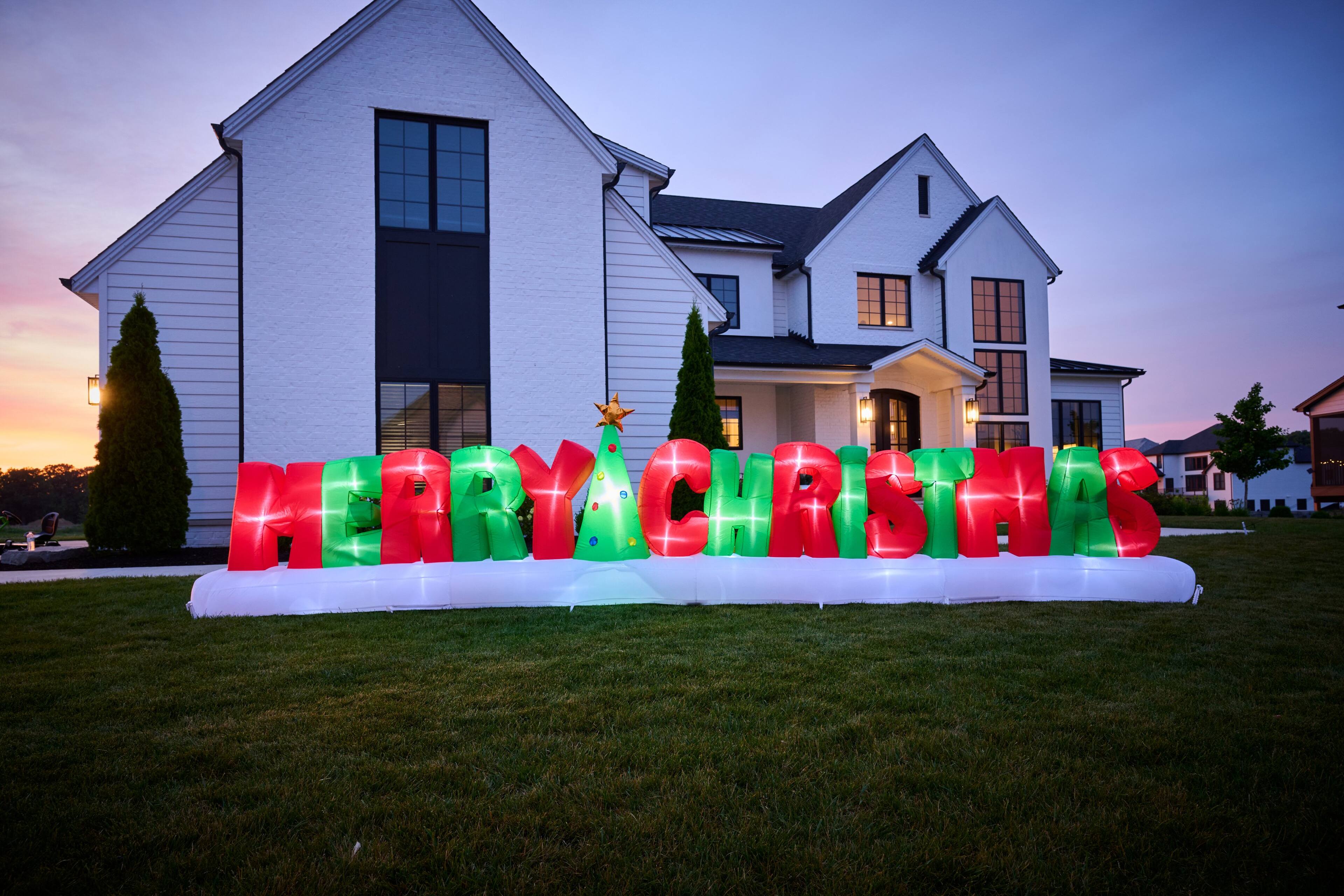 Angle. World Trade - 20' MERRY CHRISTMAS Running Light Show - Red.