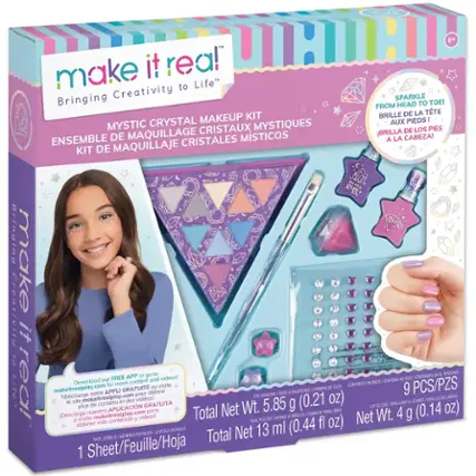 The text on the image is in Spanish, so I will provide the corrected text in English.

The box contains a makeup kit called "Make It Real," which includes a crystal makeup kit and a makeup kit for girls. The kit features a variety of makeup items, such as gloss, polish, and face jewels. The box also includes a free app and videos for users to download and enjoy. The total net weight of the kit is 13.4 ounces.