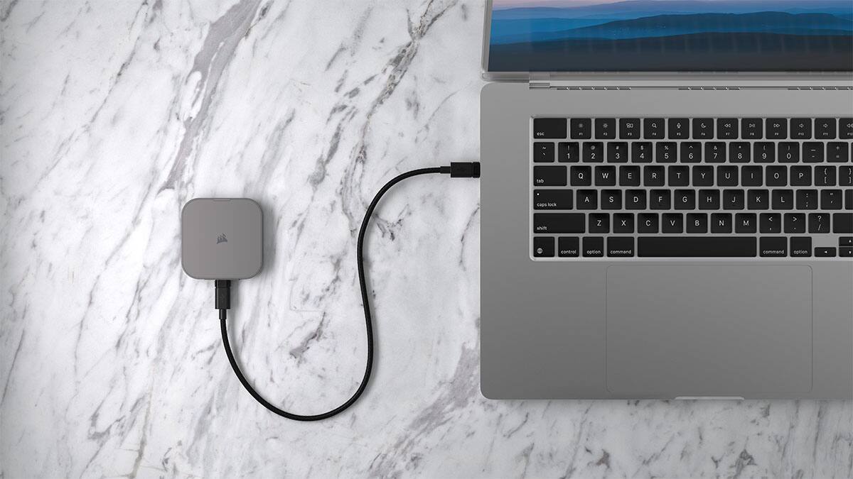 The text on the image reads: "ese ... * F 80 F a . F a 0u F DE F DO - - E d4 FI 1 1 . 2 a 3 5 4 % 5 A 6 & 7 8 I 9 1 0 - de Q W E R T Y U I o P { I ) ] caps lock A S D F G H J K L : : shift Z x C V N M A > ? / cont option command command option". This text appears to be a description of the keyboard layout, with the layout of the keys and their corresponding functions.