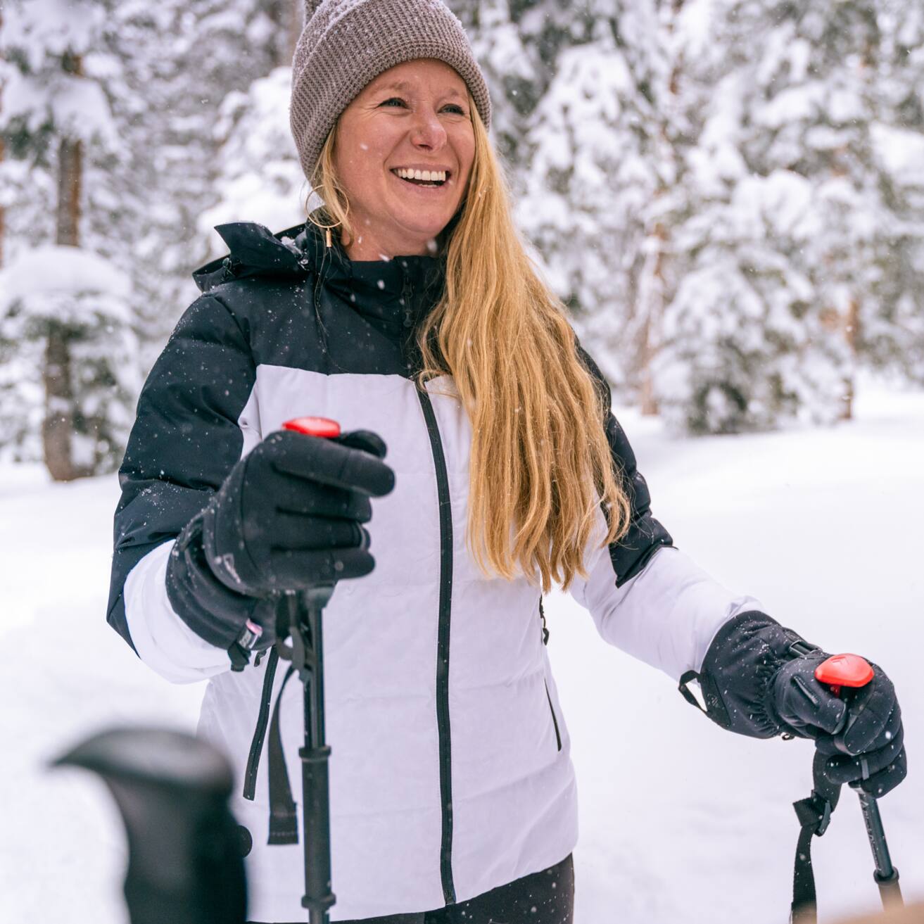 Alt View 4. Mobile Warming - Women's Crest 2.0 Heated Jacket - Black/White.