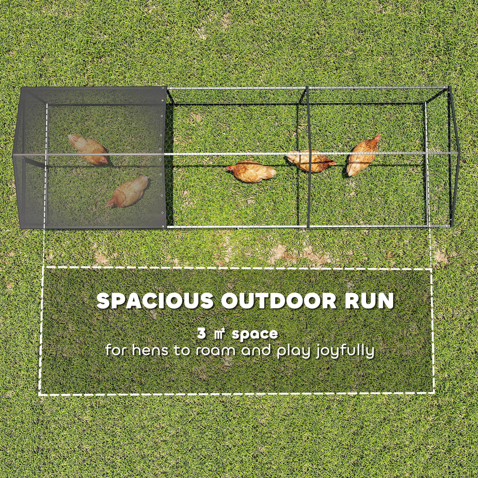 SPACIOUS OUTDOOR RUN  
3 m² space for hens to roam and play joyfully