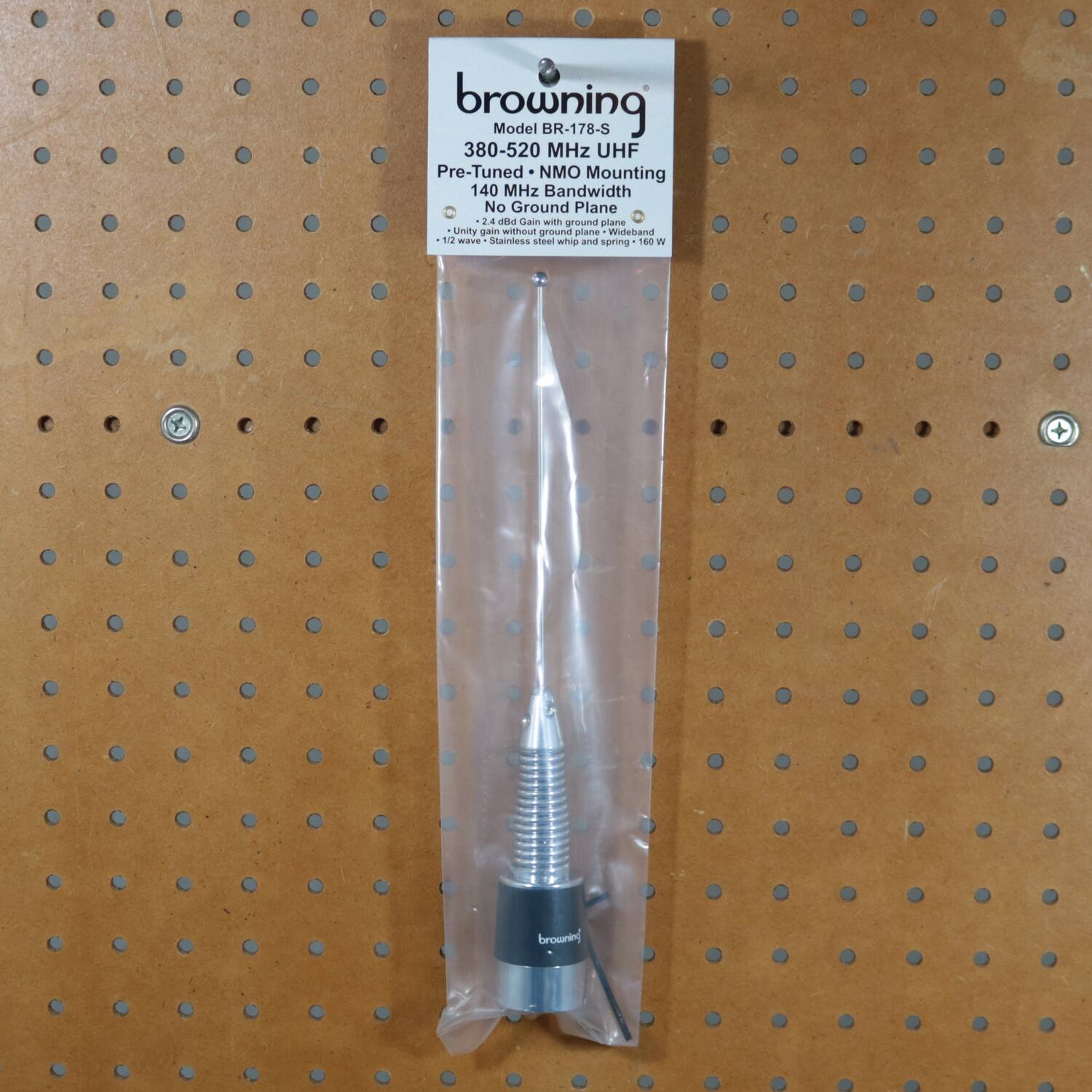 browning  
Model BR-178-S  
380-520 MHz UHF  
Pre-Tuned • 140 MHz Bandwidth  
No Ground Plane  
1/2 wave • Stainless steel whip and spring • 160 W  
- Unity gain without ground plane  
- Wideband