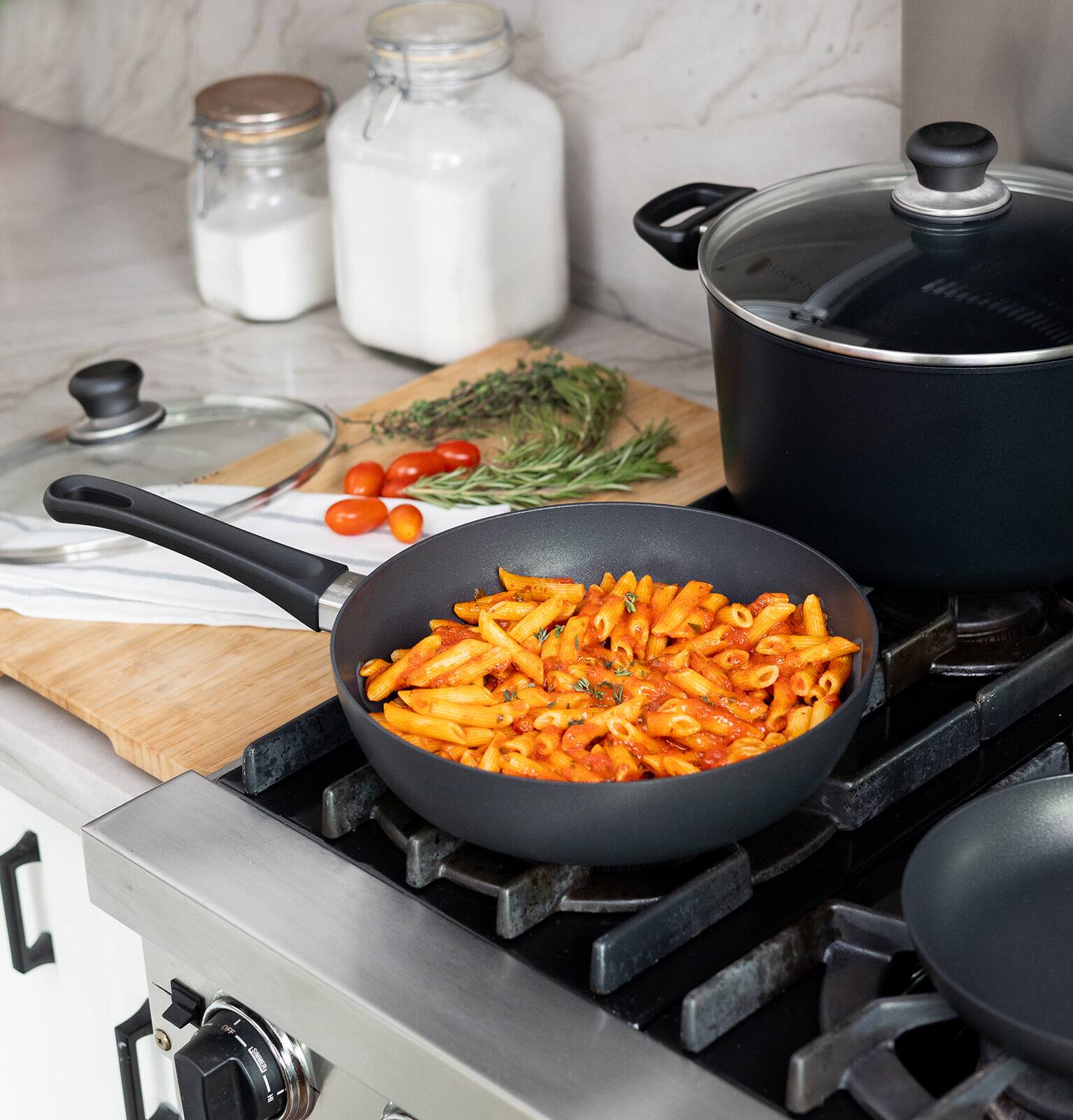 Alt View 4. Scanpan - Classic 5.25 Quart Dutch Oven W/Lid - Black.