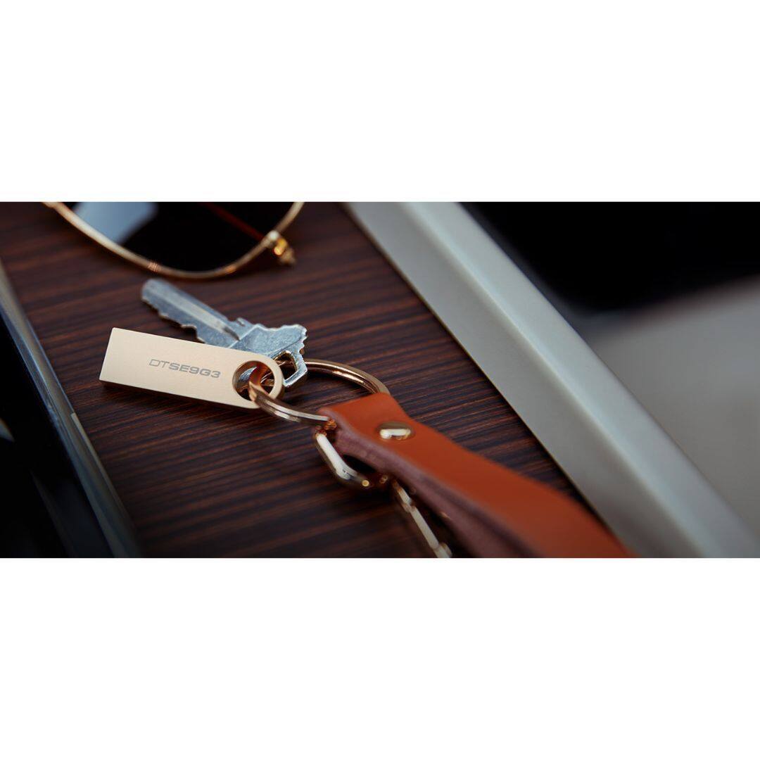 Angle. Kingston - Kingston 128GB 220MB/s Metal USB 3.2 Gen 1 DataTraveler SE9 G3 - N/A.