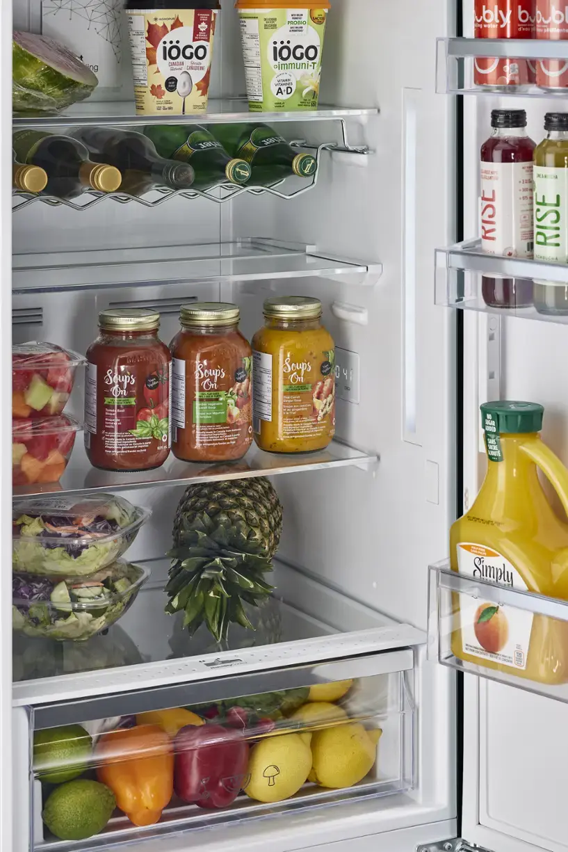 The image shows a refrigerator filled with various food items, including fruits, vegetables, and drinks. The text on the image reads:

* Igo yogurt
* Corasera
* Prosio
* Vitamins A-D
* Vitamine C
* Vitamine E
* Vitamine K
* Vitamine B12
* Vitamine B6
* Vitamine B1
* Vitamine B2
* Vitamine B3
* Vitamine B5
* Vitamine B7
* Vitamine B9
* Vitamine B10
* Vitamine B11
* Vitamine B12
* Vitamine B13
* Vitamine B14
* Vitamine B15
* Vitamine B16
* Vitamine B17
* Vitamine B18
* Vitamine B19
* Vitamine B20
* Vitamine B21
* Vitamine B22
* Vitamine B23
* Vitamine B24
* Vitamine B25
* Vitamine B26
* Vitamine B27
* Vitamine B28
* Vitamine B29
* Vitamine B30
* Vitamine B31
* Vitamine B32
* Vitamine B33
* Vitamine B34
* Vitamine B35
* Vitamine B36
* Vitamine B37
* Vitamine B38
* Vitamine B39
* Vitamine B40
* Vitamine B41
* Vitamine B42
* Vitamine B43
* Vitamine B44
* Vitamine B45
* Vitamine B46
* Vitamine B47
* Vitamine B48
* Vitamine B49
* Vitamine B50
* Vitamine B51
* Vitamine B52
* Vitamine B53
* Vitamine B54
* Vitamine B55
* Vitamine B56
* Vit