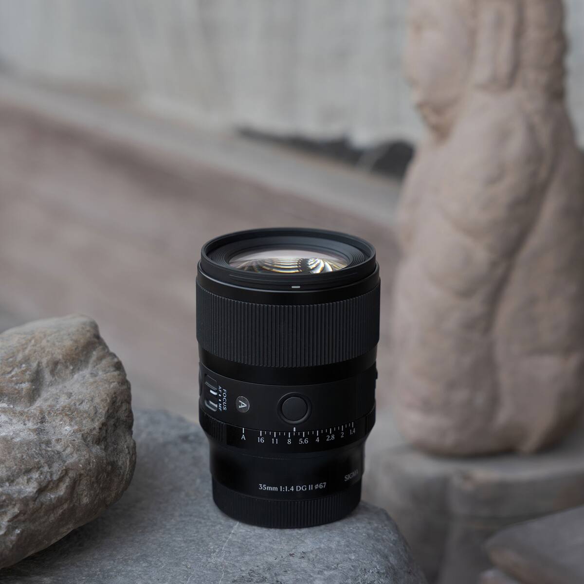 AFT & MF  
FOCUS  
I A  
16 11 8 5.6 4 2  
L4 2.8  
35mm 1:1.4 DG II 67  
SIGMA