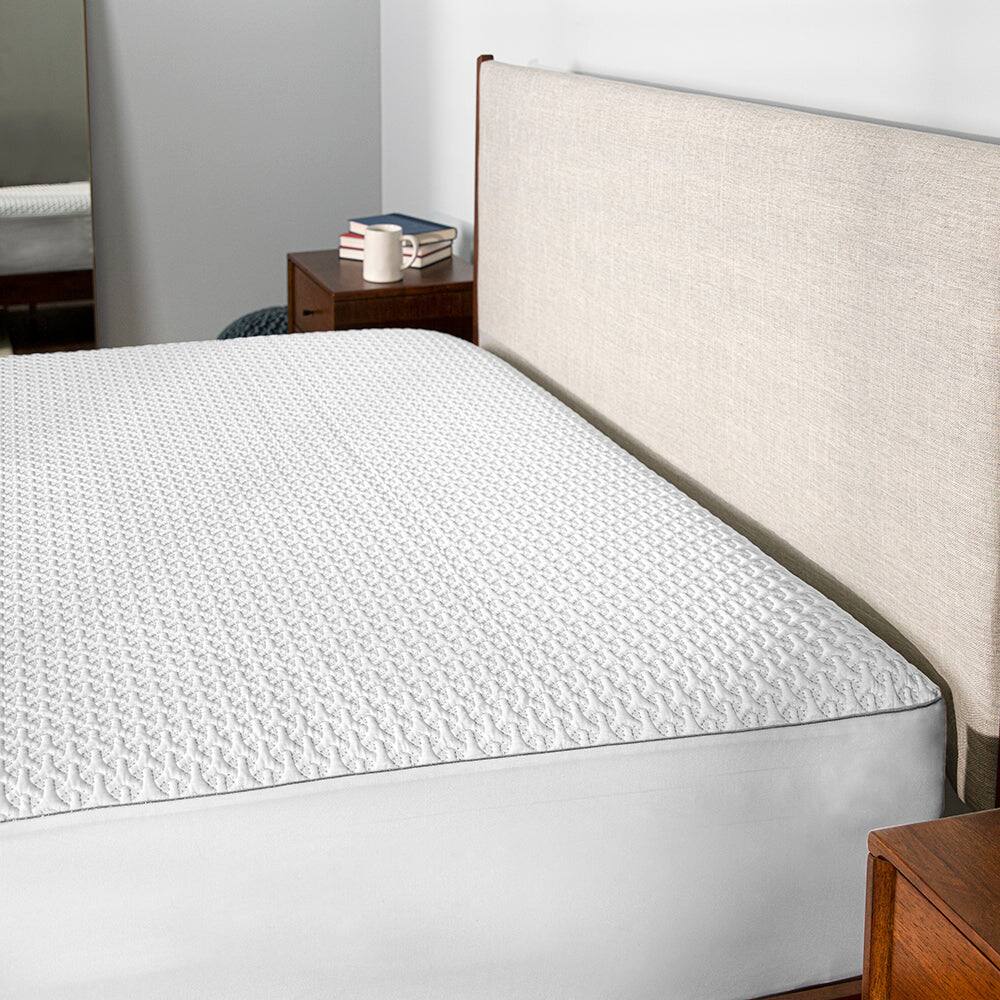 Angle. Bedgear - Ver-Tex Performance® Mattress Protector - White/silver, Split king, Split Head King - White/Silver.