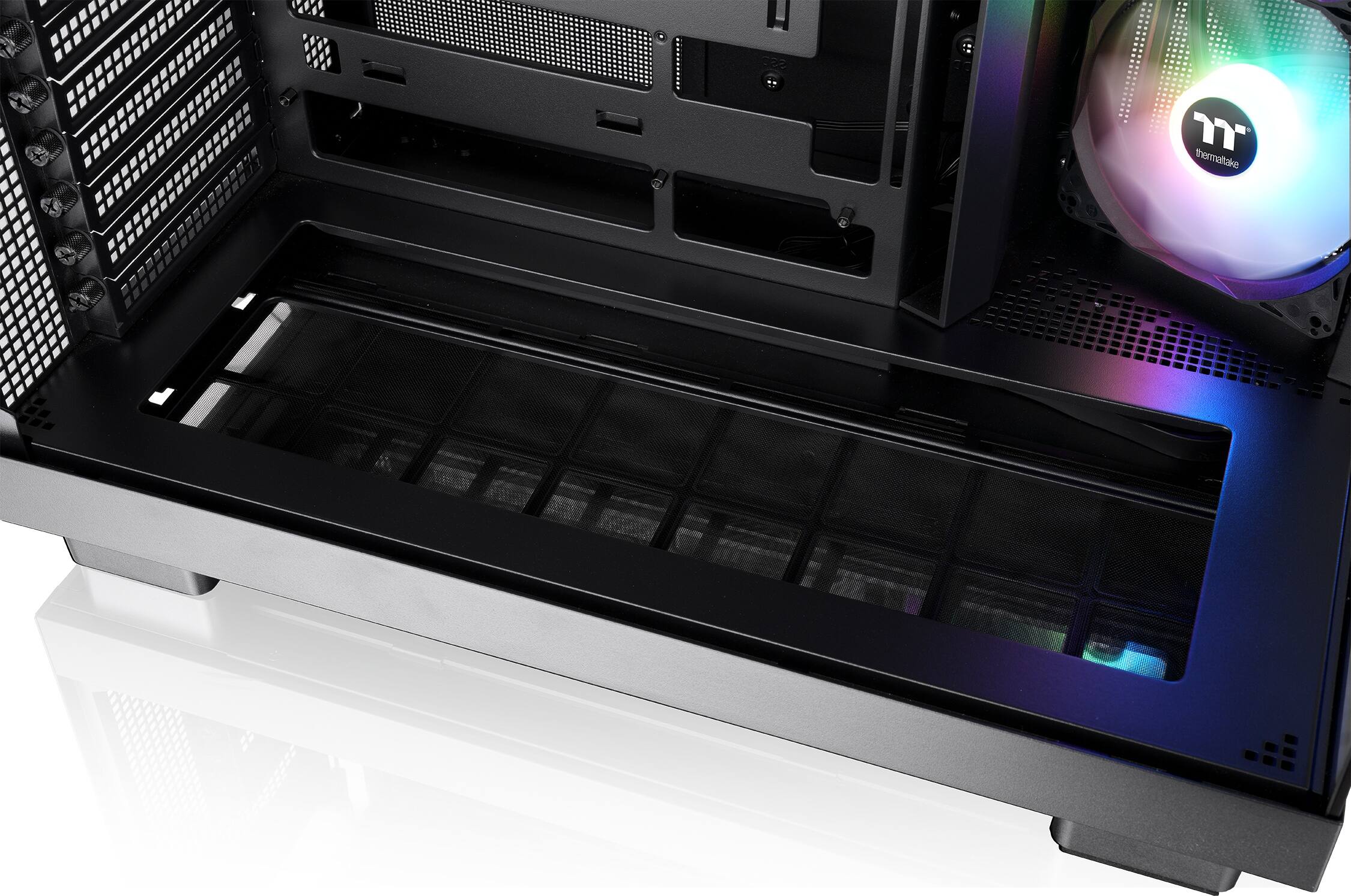 The text on the image reads "523 Y thermaltake". This text is likely a brand name or model number associated with the computer case.