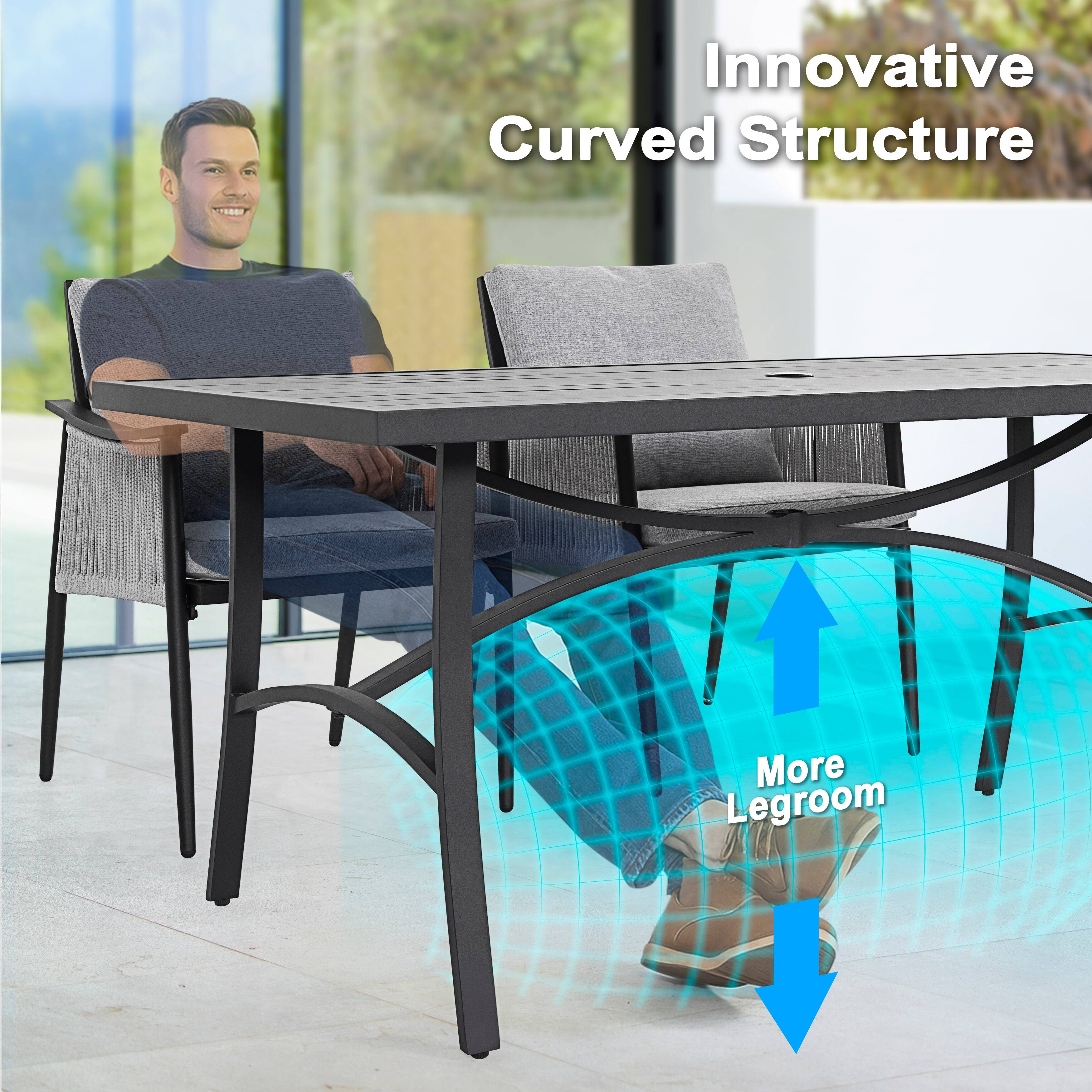 Innovative Curved Structure  
More Legroom