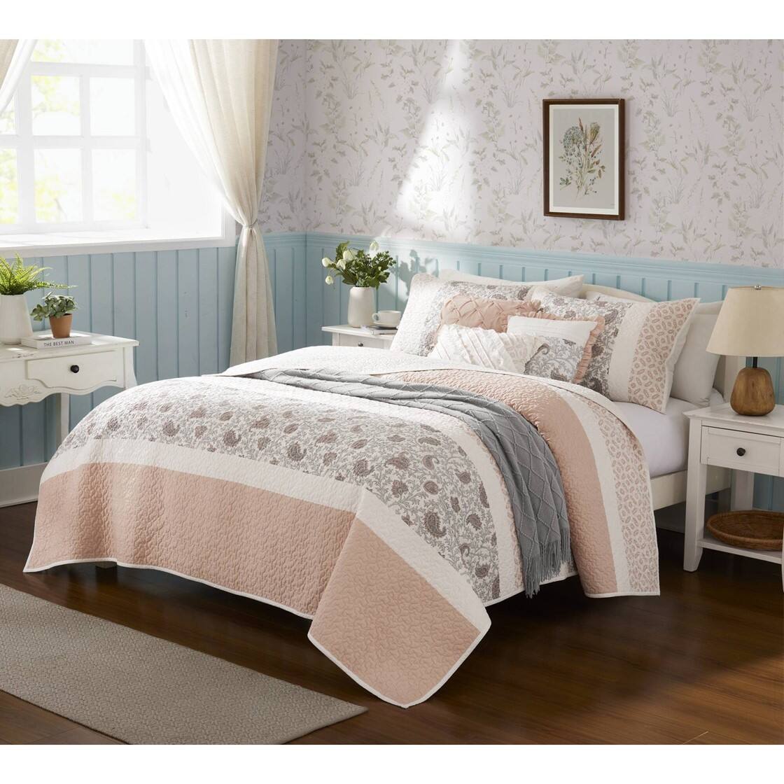 Alt View 1. Gracie Mills - Gracie Mills Singleton Reversible Paisley Lace 6-Piece Cotton Percale Quilt Set - Blush.