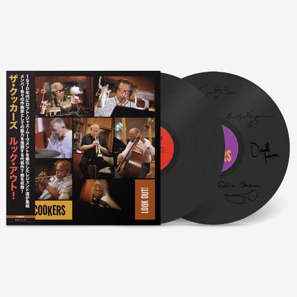 Sure, here is the corrected and grouped text from the image:
---
**Front Cover:**
ザ・クッカーズ・アウト!
1970年代のジャズを代表するミュージシャンたちが集結!
メジャーデビュー作としての可能性を秘めたアルバム
COOKERS
ルク・アウト!
---
**Vinyl Record:**
COOKERS
OUT!
LOOK OUT!
---
**Signatures:**
- Pat Metheny
- Billy Harper
- Eddie Henderson
- David "Fathead" Newman
---
**Additional Text:**
- 日本語版
- リリース
---
**Spine:**
COOKERS
OUT!
LOOK OUT!
---