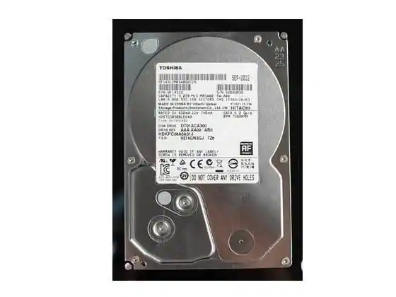 TOSHIBA
SEP-2012
23 25
MADE BY HITACHI
HDKPCOBADA01
9274GN3GJ 120
CAPACITY: 3.2 TB
MODEL: DT01ACA300
SERIAL: 9274GN3GJ
FIRM: 20
WARRANTY VOID IF ANY LABEL OR SCREW IS REMOVED
DO NOT COVER ANY DRIVE HOLES
CE
KC
FCC
ABS HDKPCOBADA01
TOSHIBA