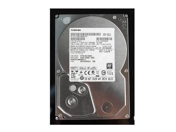 TOSHIBA  
SEP-2012  
23 25  

MADE BY HITACHI  
HDKPCOBADA01  
9274GN3GJ 120  

CAPACITY: 3.2 TB  
MODEL: DT01ACA300  
SERIAL: 9274GN3GJ  
FIRM: 20  

WARRANTY VOID IF ANY LABEL OR SCREW IS REMOVED  
DO NOT COVER ANY DRIVE HOLES  

CE  
KC  
FCC  

ABS HDKPCOBADA01  
TOSHIBA