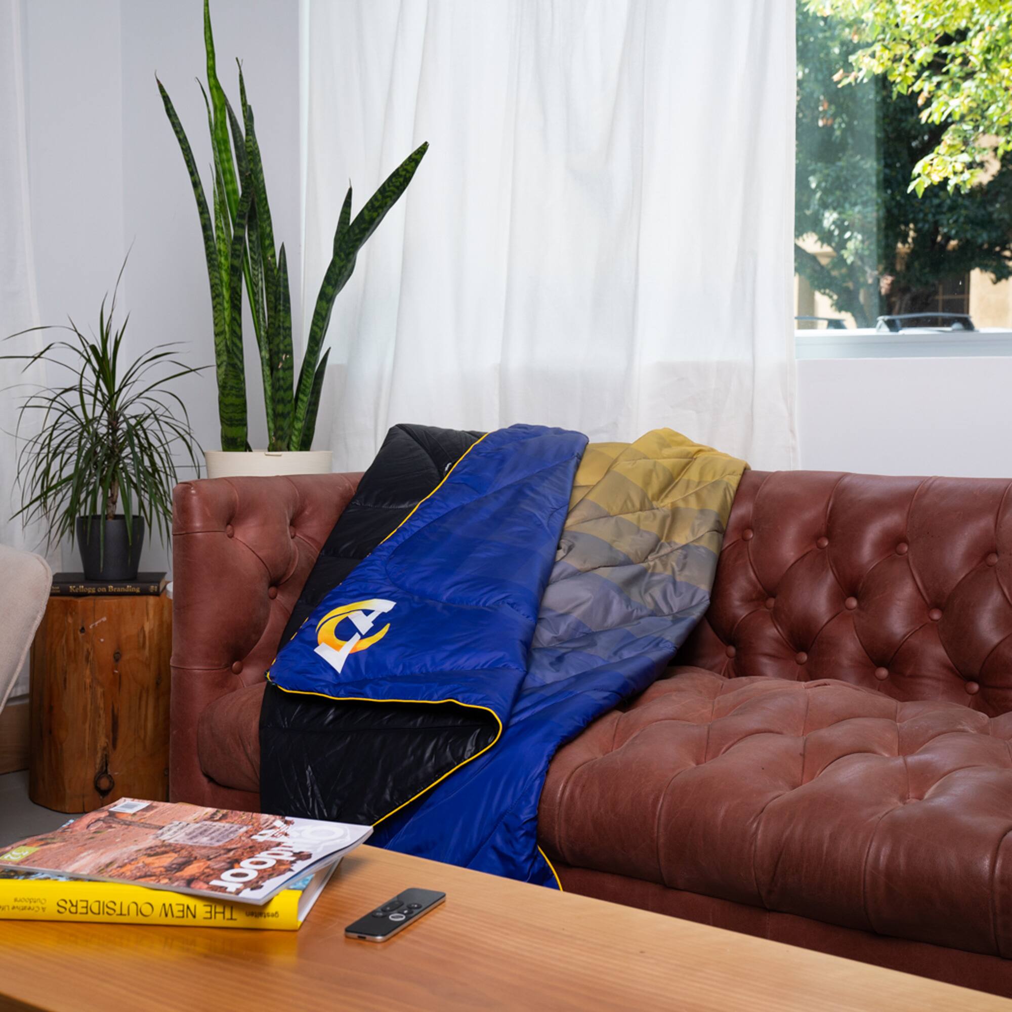 The text on the image reads:

"Vdiiss - Keaadios C nom door Ns nUE OUTSIDERS NEW THE anad"

Corrected and grouped:

"Vdiiss - Keaadios C nom door Ns nUE OUTSIDERS NEW THE anad"